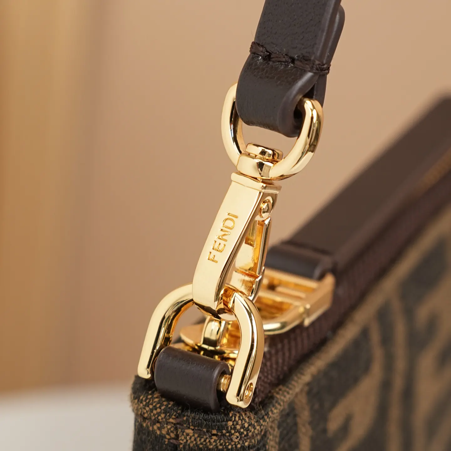 Fendi Baguette 手拿包 看似小巧实则超能装 经 腋下包 復古腋下背款