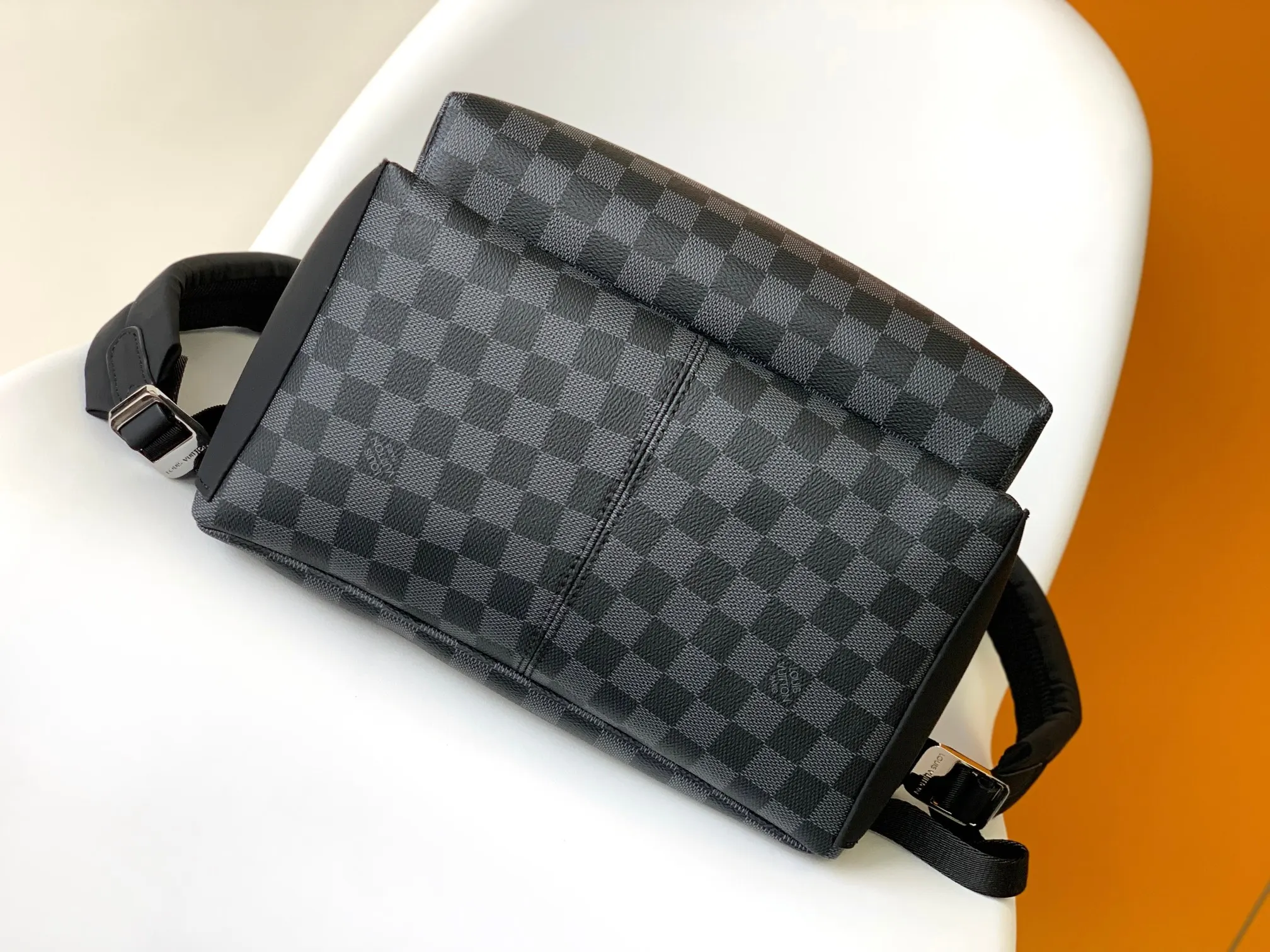 LV 牛皮 黑格 DISCOVE 双肩包 实用双肩款