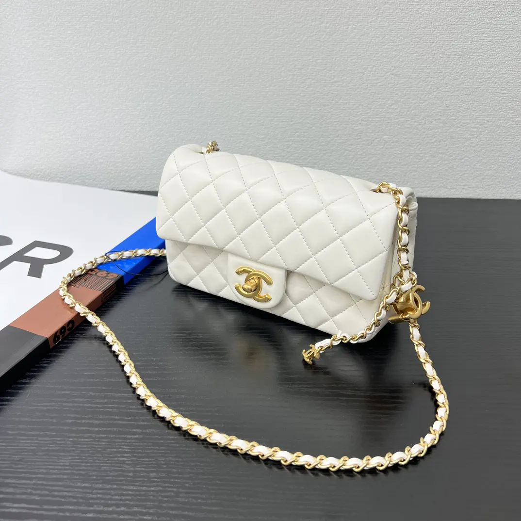 CHANEL 白色小羊皮菱格链条包 经典款