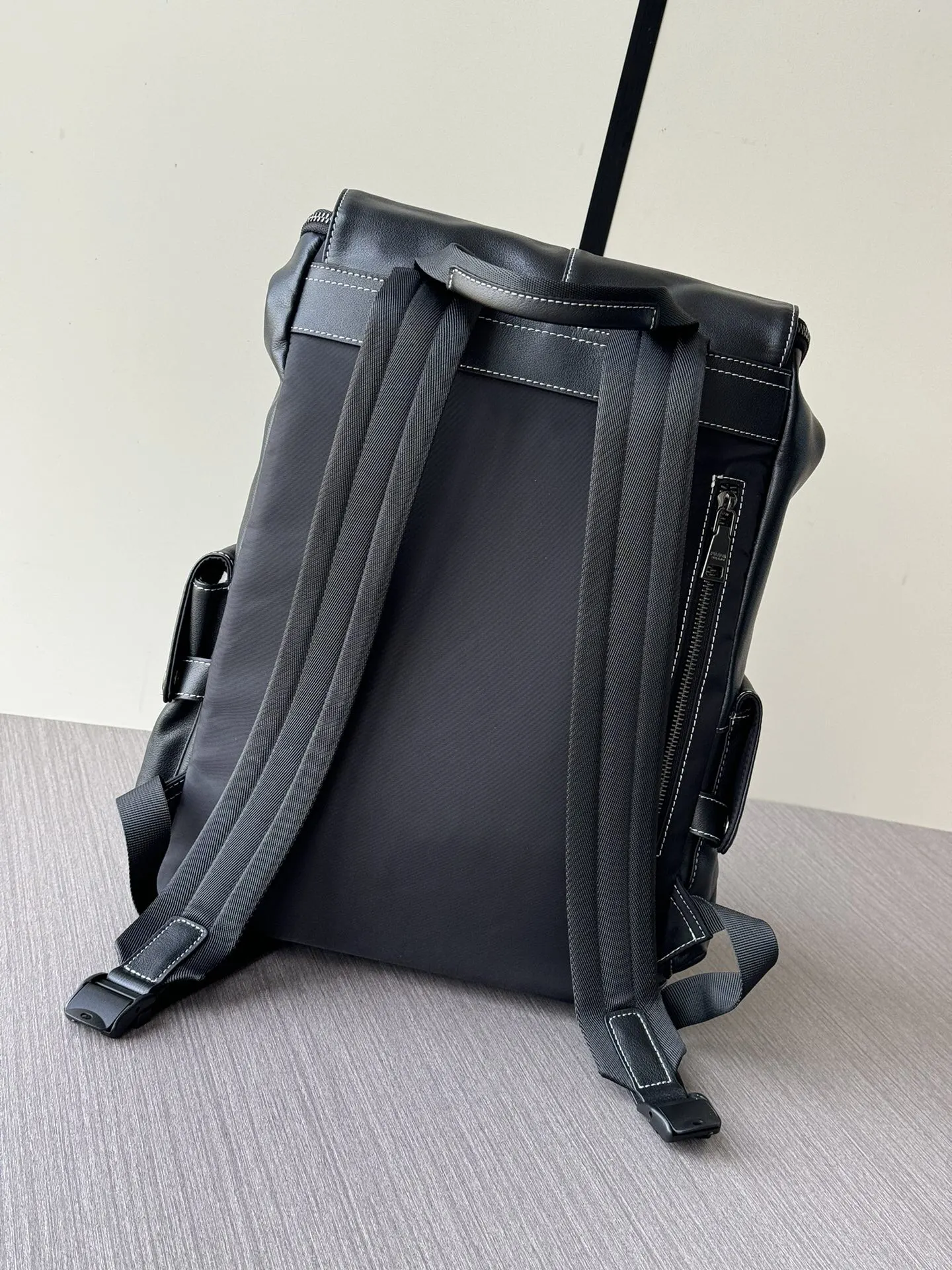 Prada 黑色 牛皮 Logo 双肩背包 轻便实用