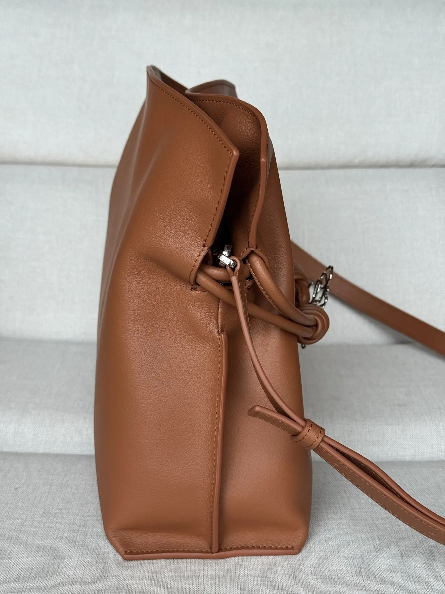 Loewe 金色 牛皮 手拿包 精致手拿款