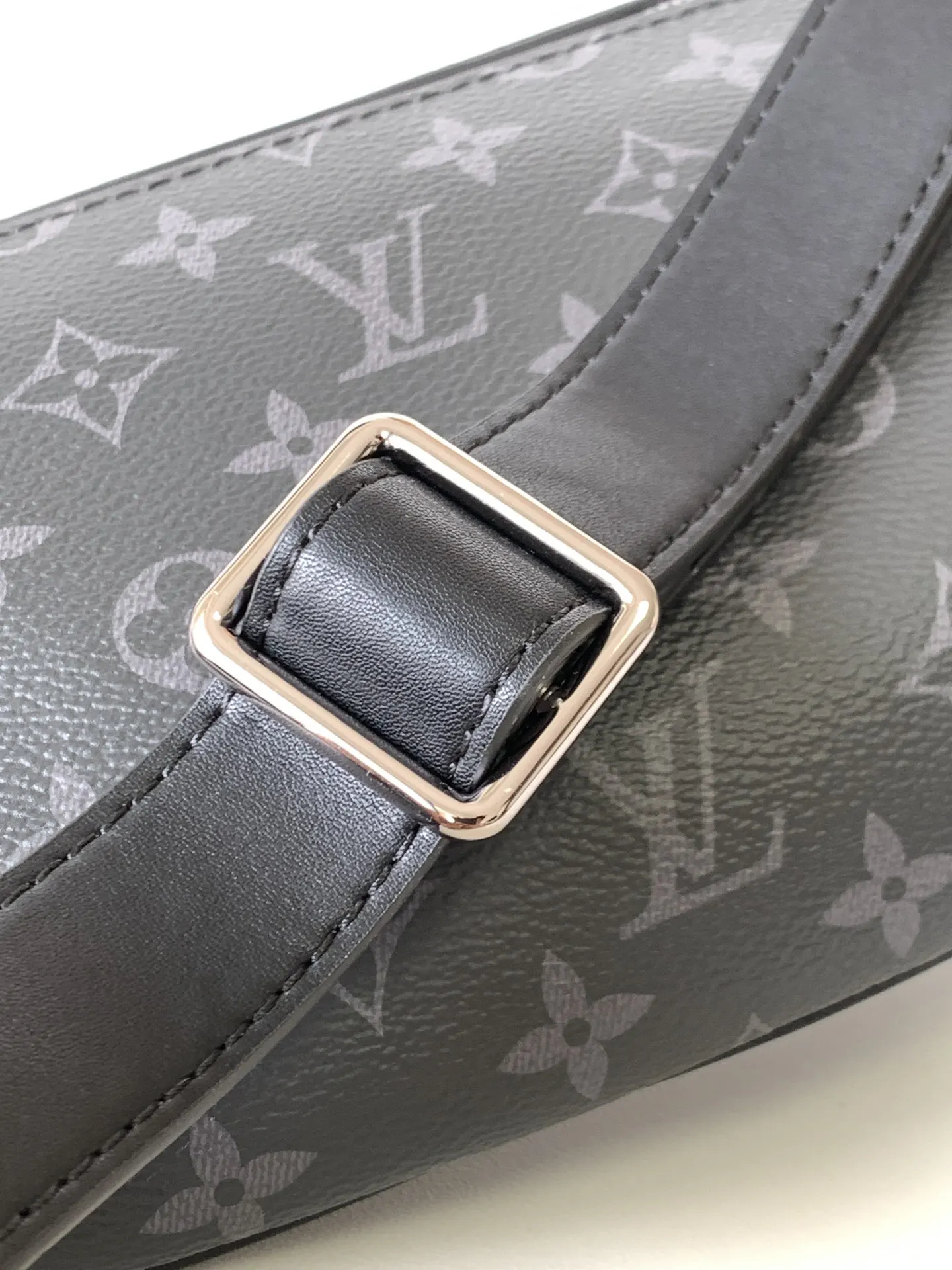 LV Discovery 經典老花 腰包 休閒胸包款(數字7) LV Discovery 經典老花 腰包 休閒胸包款(數字7)