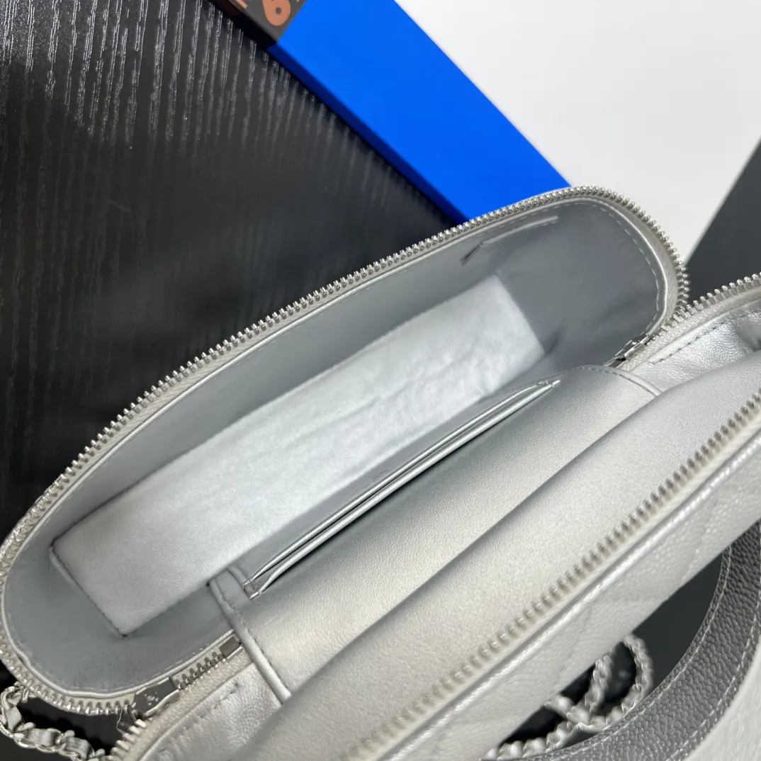 Chanel 黑色鱼子酱牛皮翻盖链条包 单肩斜挎