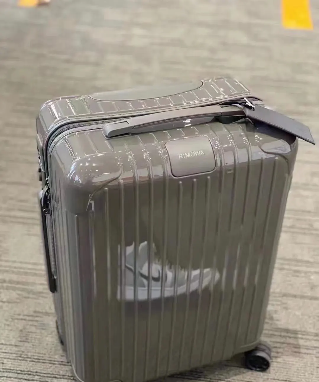 灰色 日默瓦RIMOWA Essential 系列 马卡龙 行李箱 旅行拉杆款 輕便出行款