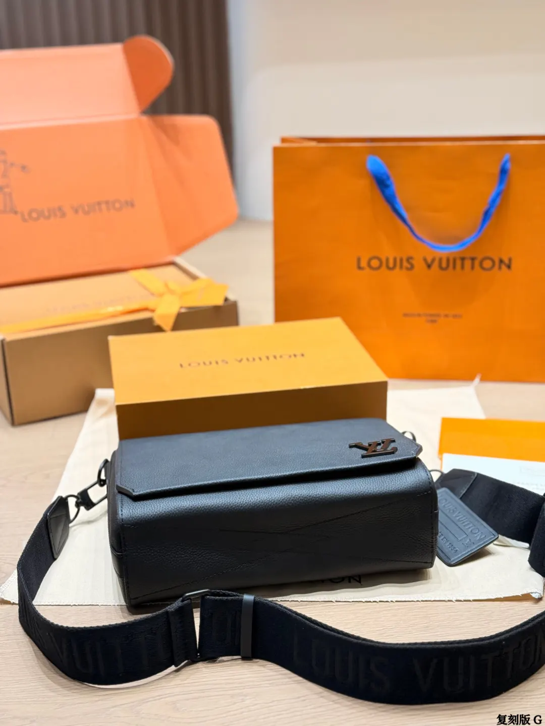 LV 黑色 小牛皮 版 牛皮 黑色牛皮邮差包​​ 黑色牛皮邮差包 斜挎包 轻便斜挎款