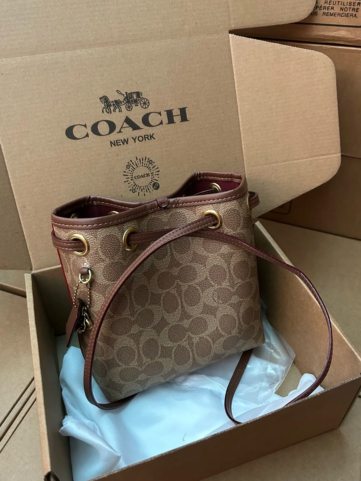 Coach 老花 小巧福袋水桶造型 简约又有辨识度 经典老花细调节肩带 水桶包 休闲水桶款