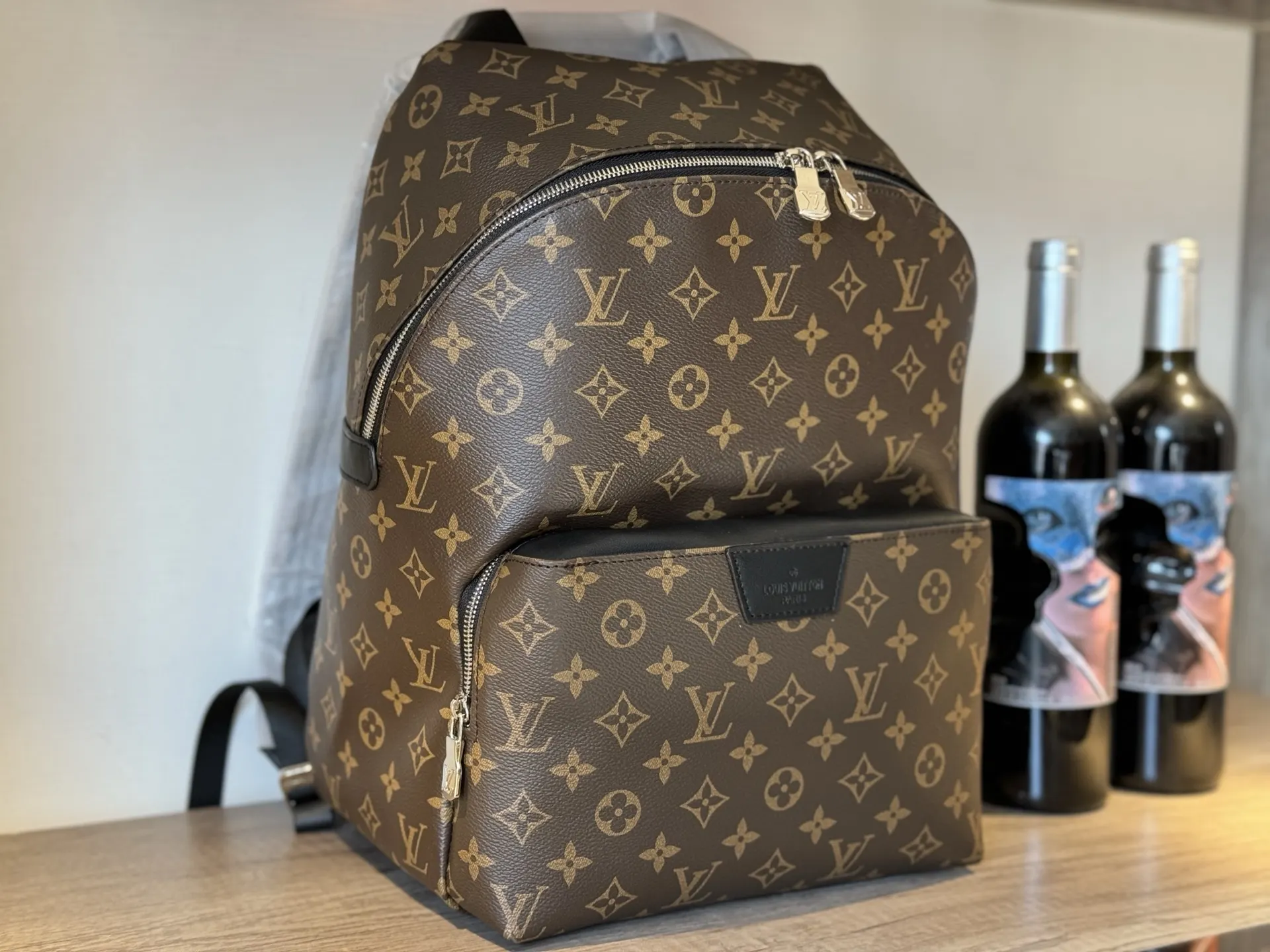 LV 潮男必备单品 潮牌雙肩背包 定制五金 设 雙肩包 实用雙肩款