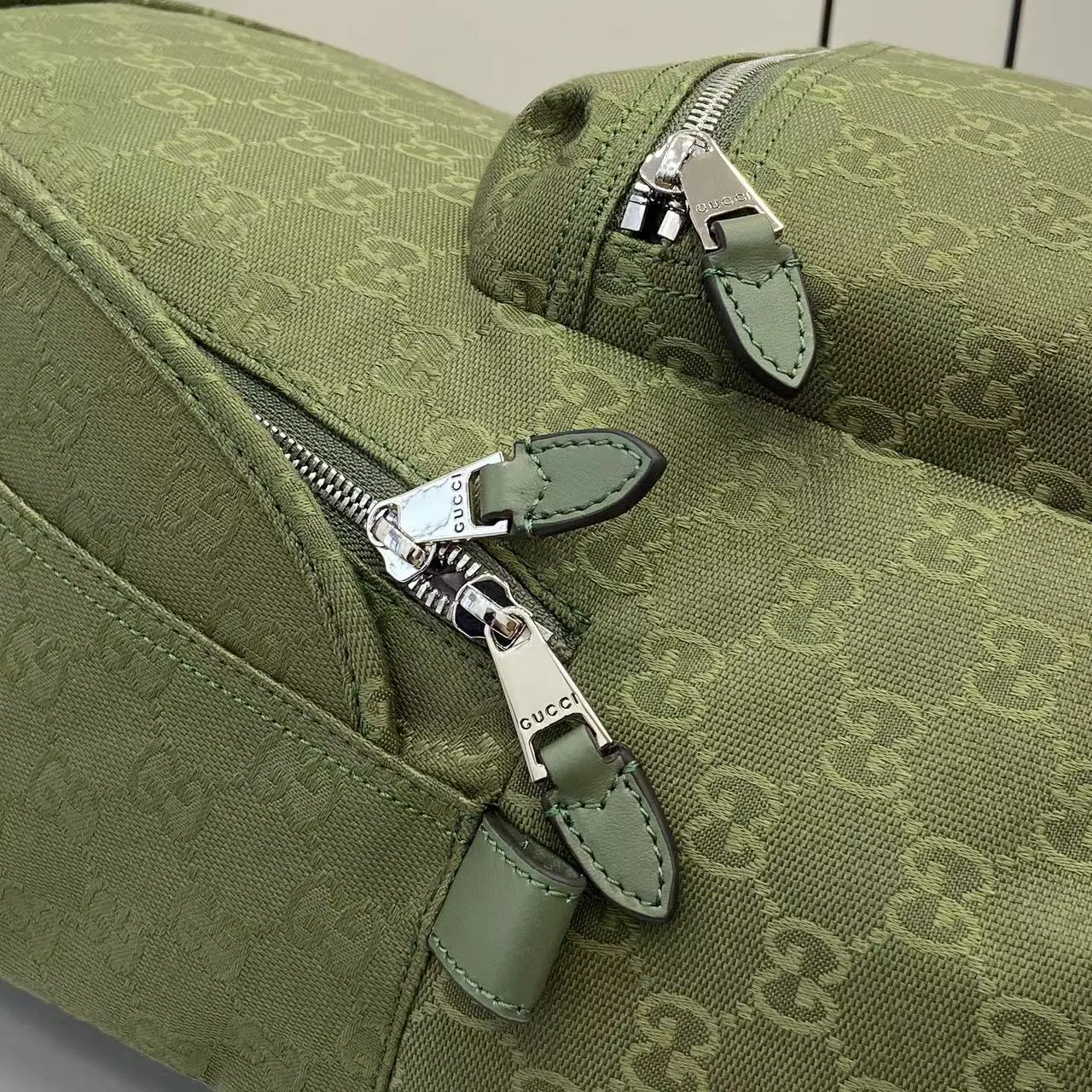 綠色 帆布 饰Gu ci标识中号 材质 防尘布袋 雙肩包 实用雙肩款