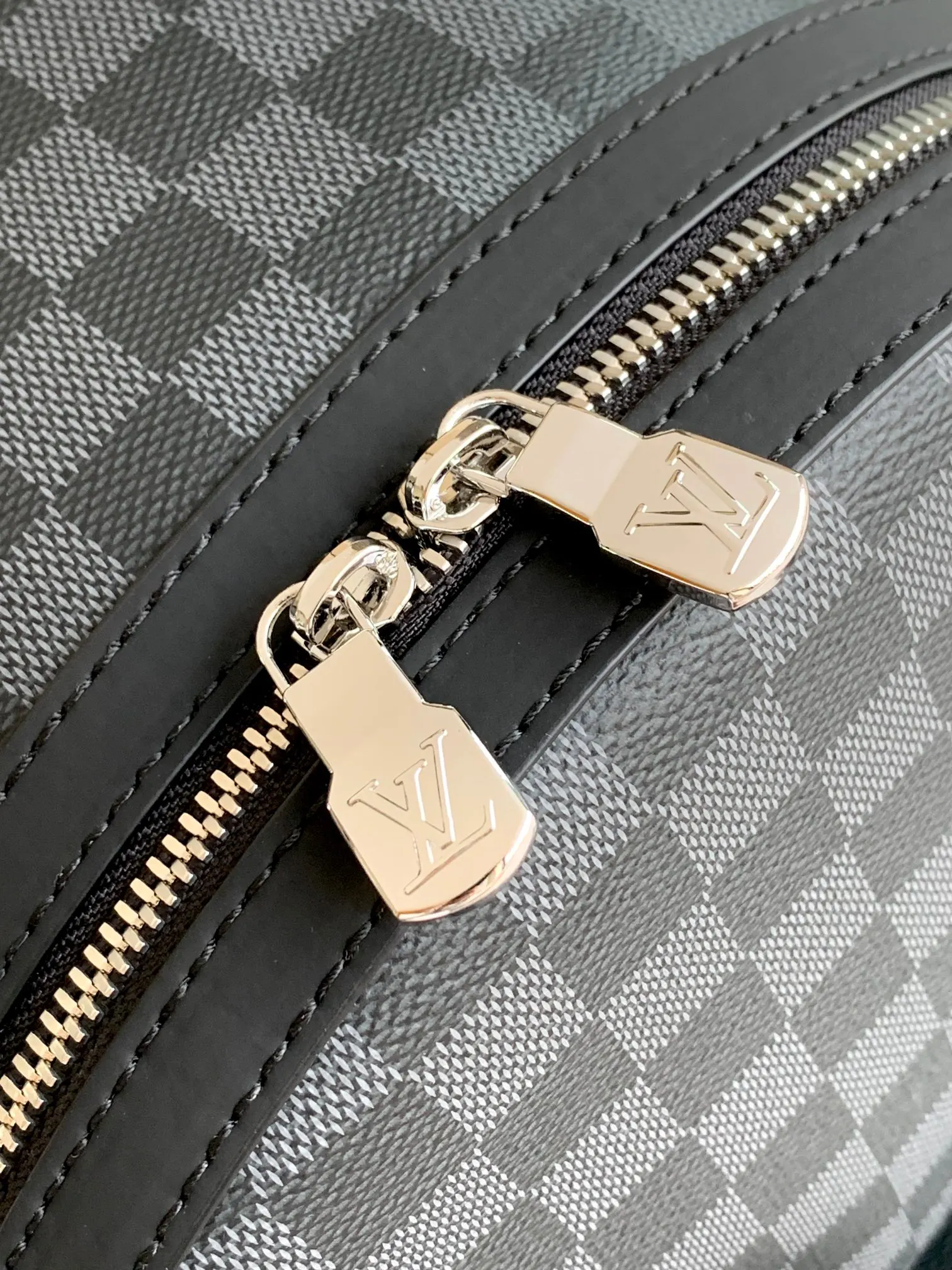 LV 牛皮 黑格 DISCOVE 双肩包 实用双肩款