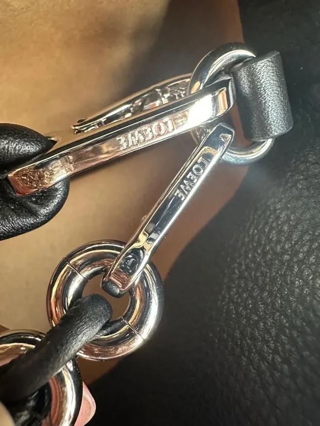Loewe 皮革 鹿皮 套金屬鏈條 條長肩帶 柔软闪亮鹿 链条包 精致链条款