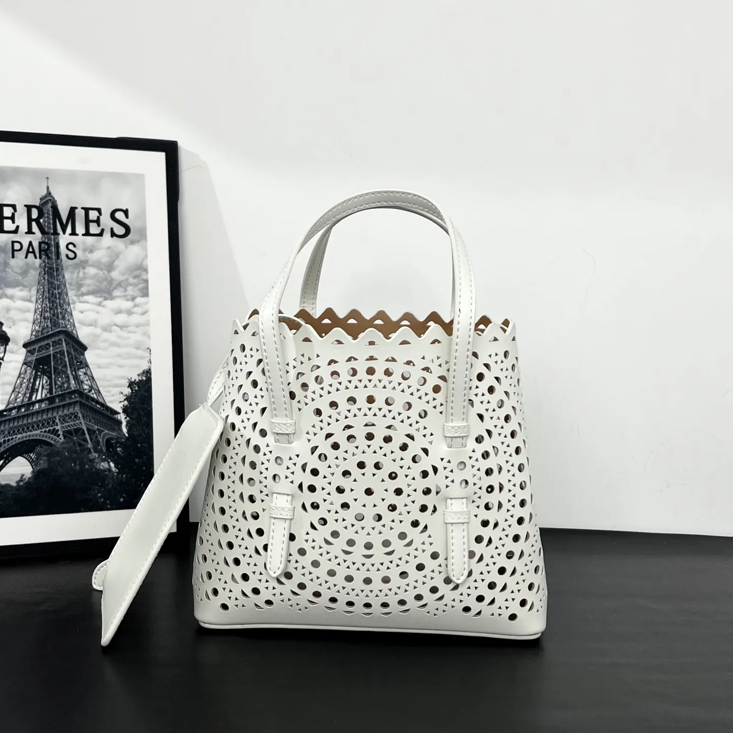 白色 牛皮 ALAÏA 中号 白色 ALAIA tote 托特包 大容量托特款