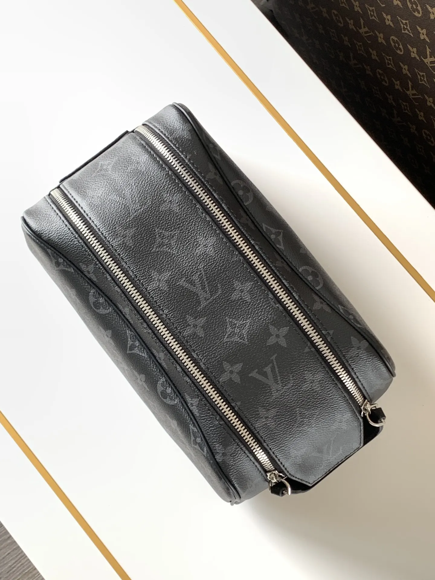 LV 牛皮 皮質宽手柄可舒適提携 亦可置于挂钩上 实乃不可或缺的 收納包 旅行收納款