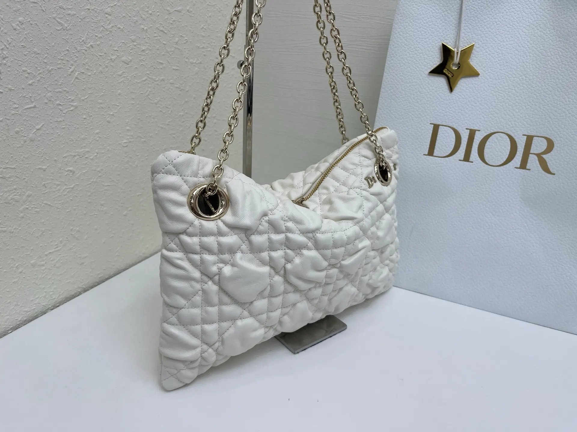 Dior 突显饰以蓬蓬超大藤格纹的新材质 为經典图案注入立体风 鏈條包 精致鏈條款