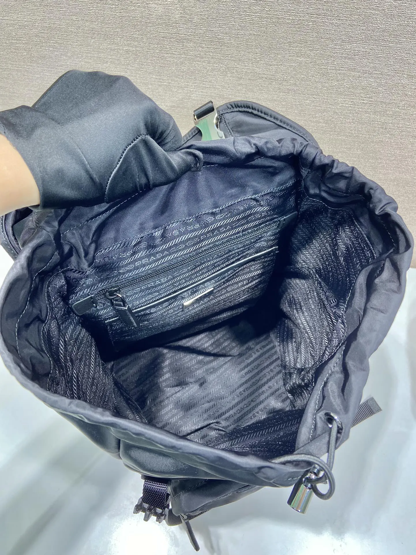 尼龍 又是一款永久不过时的經典款 长 高 底 雙肩包 实用雙肩款(數字9) 尼龍 又是一款永久不过时的經典款 长 高 底 雙肩包 实用雙肩款(數字9)