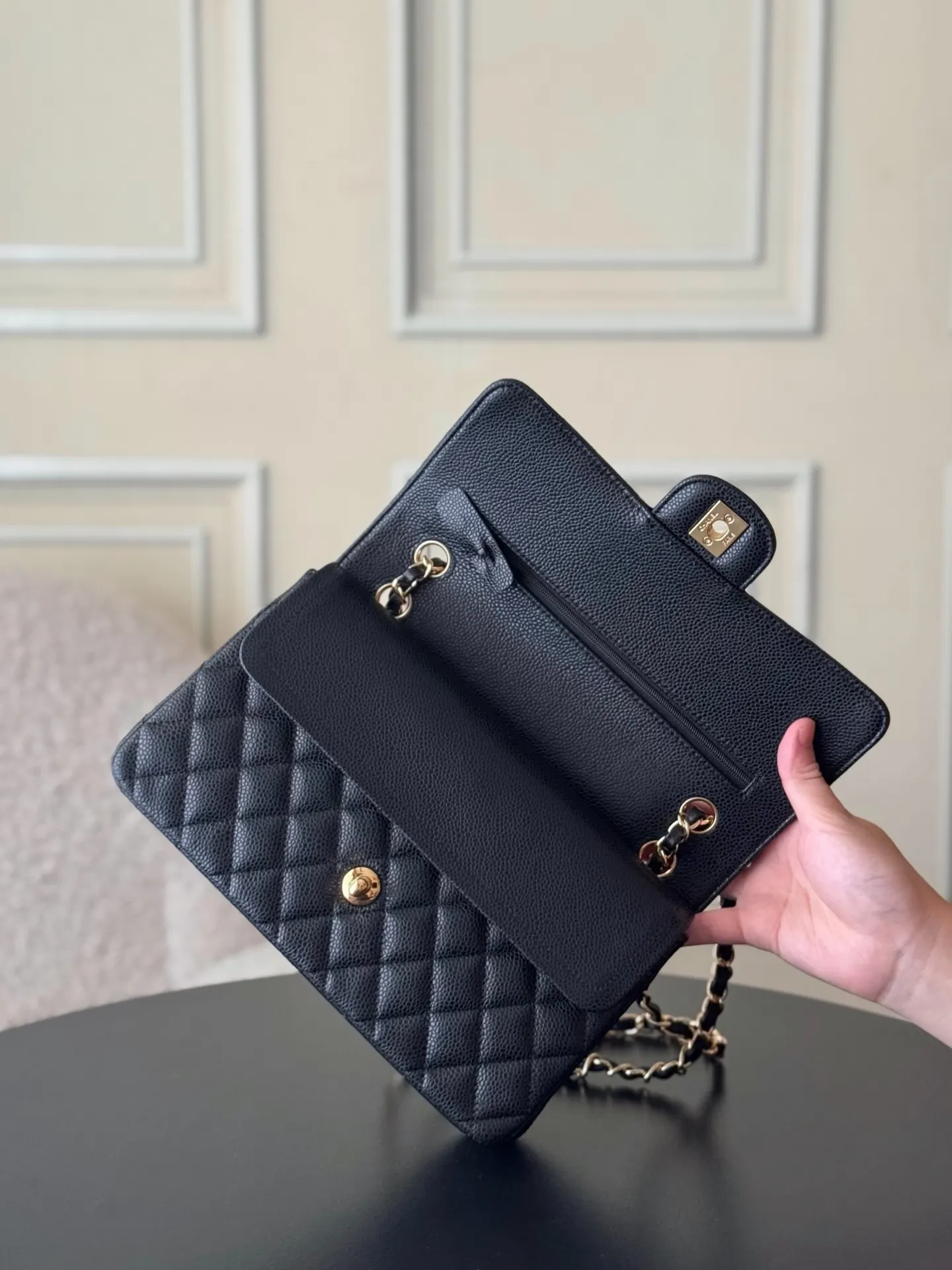 Chanel 黑色牛皮菱格链条包 金扣