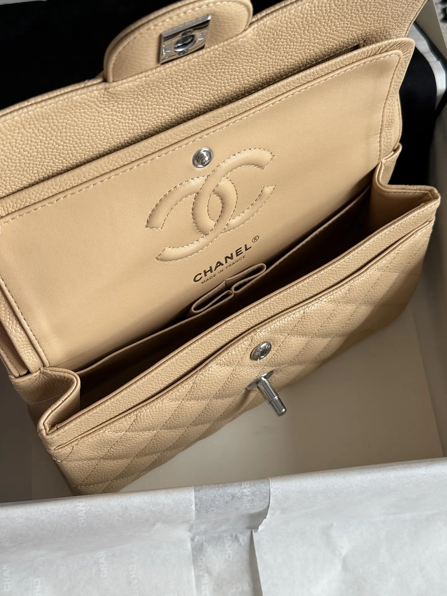 Chanel 米色荔枝纹牛皮翻盖链条包 金扣