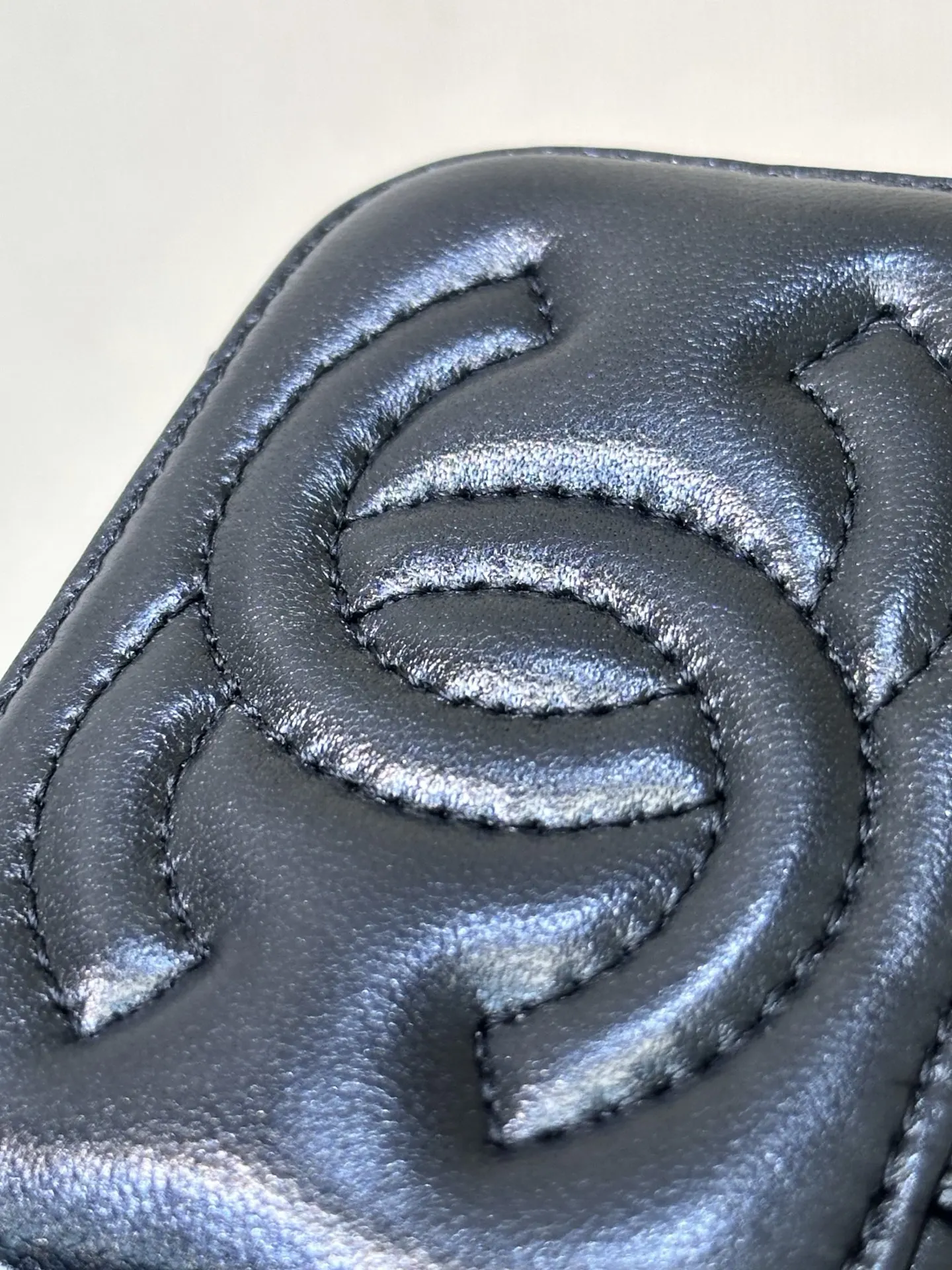 CHANEL 黑色 羊皮 斜背包 輕便斜挎款