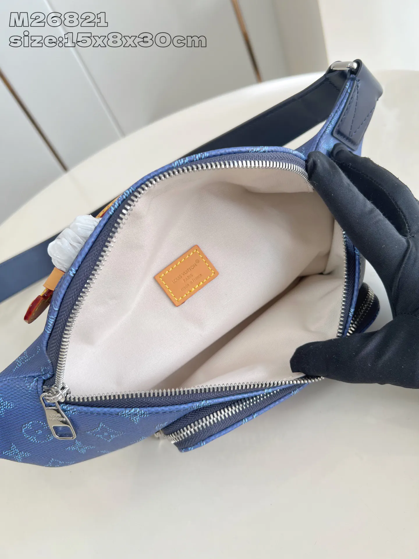 LV 帆布 拉链前袋与主隔层方便存取日常所需 可调节肩带可系于腰 腰包 休閒腰包款