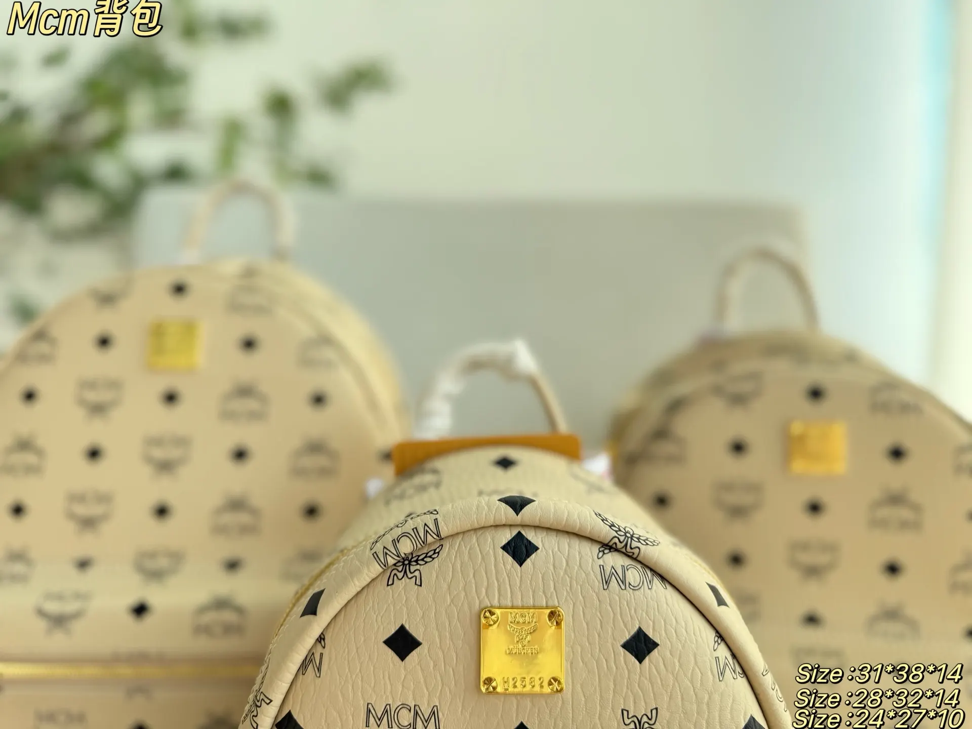 帆布 它选用經典的Visetos涂层帆布搭 纳帕革内衬 雙肩包 实用雙肩款