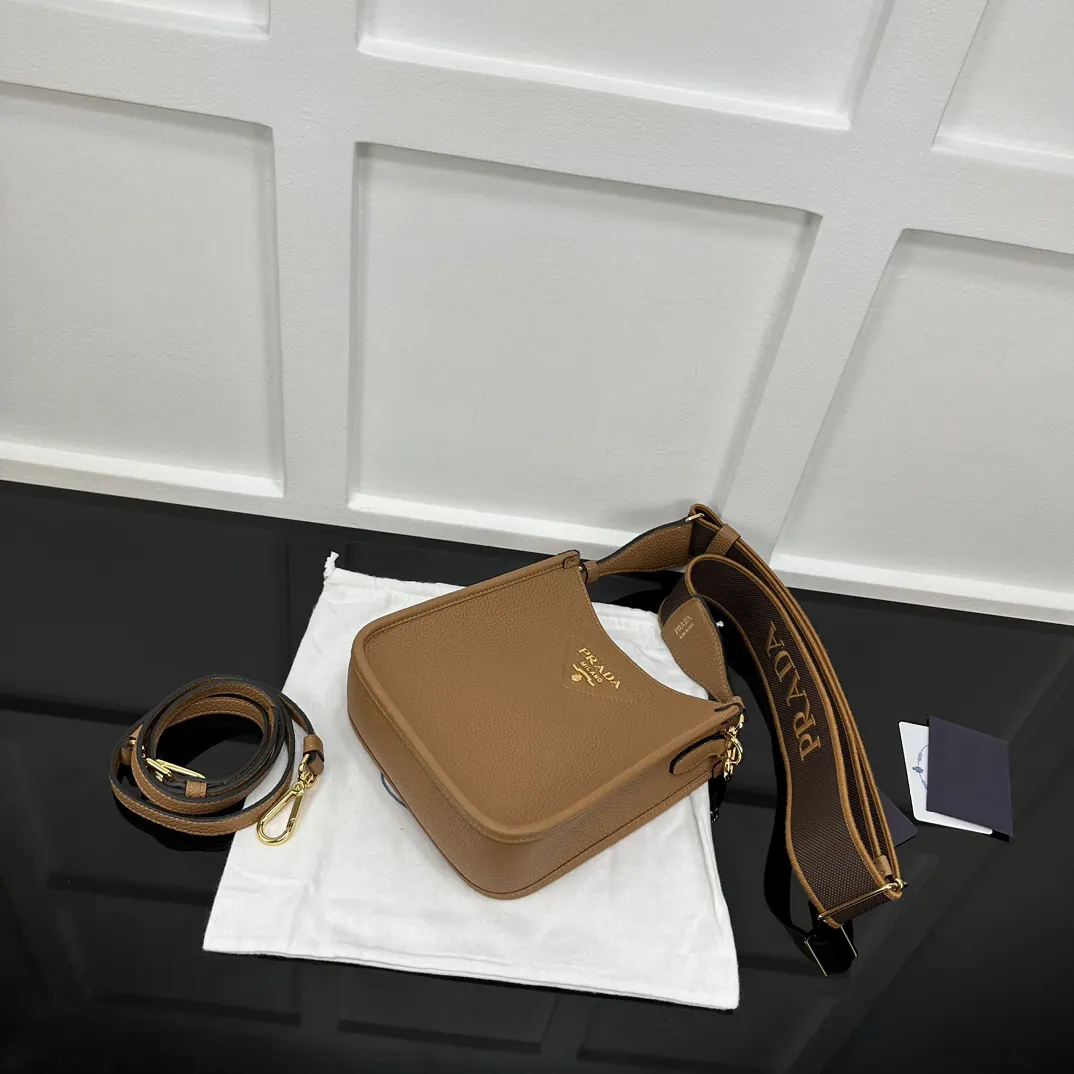Prada 金色 双肩包