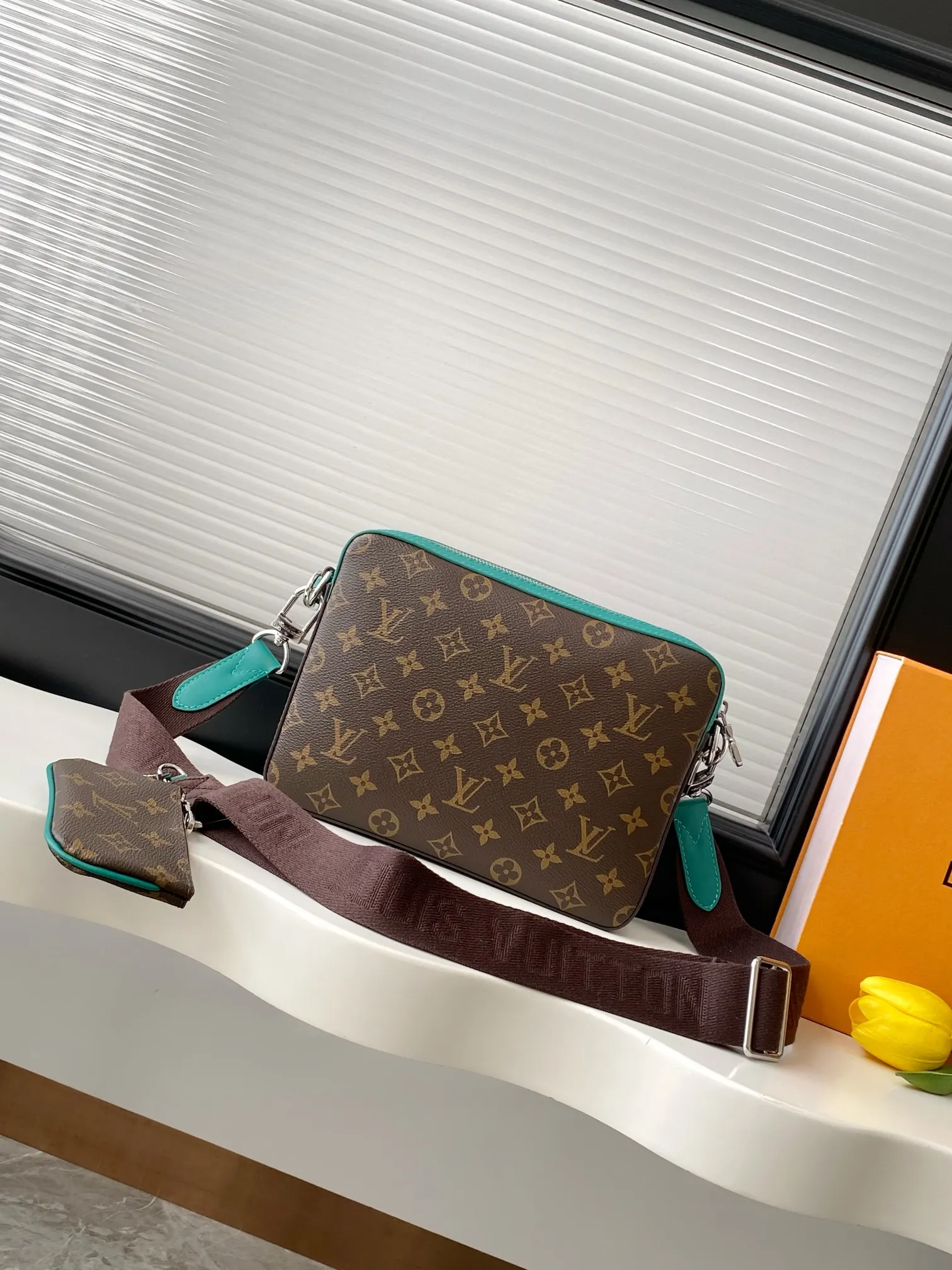 LV classic Monogram, messenger bag Image 3 LV classic Monogram, messenger bag Image 3