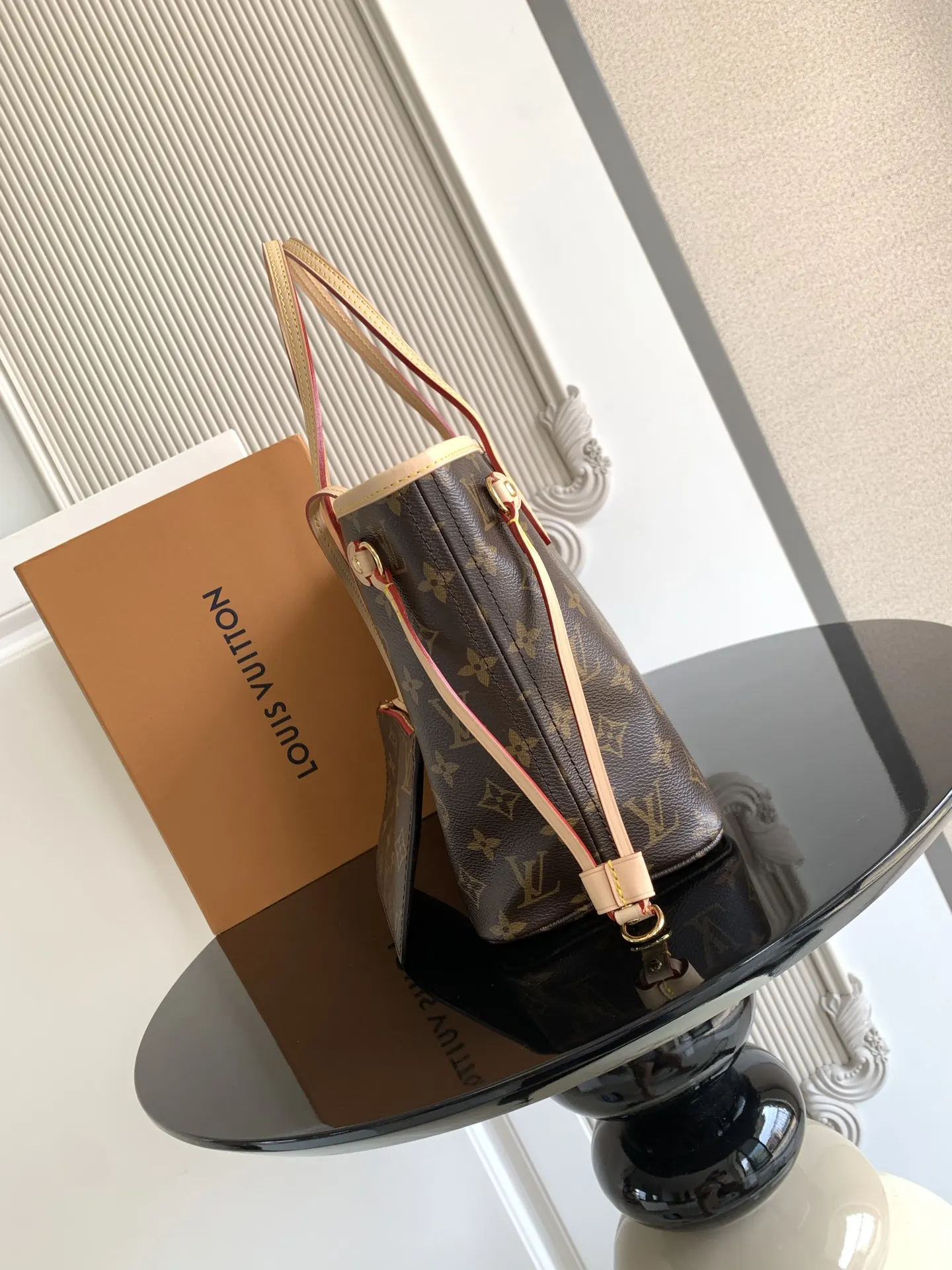 牛皮 两侧饰带无论束紧或舒展 均可展现别样风采 托特包 大容量托特款
