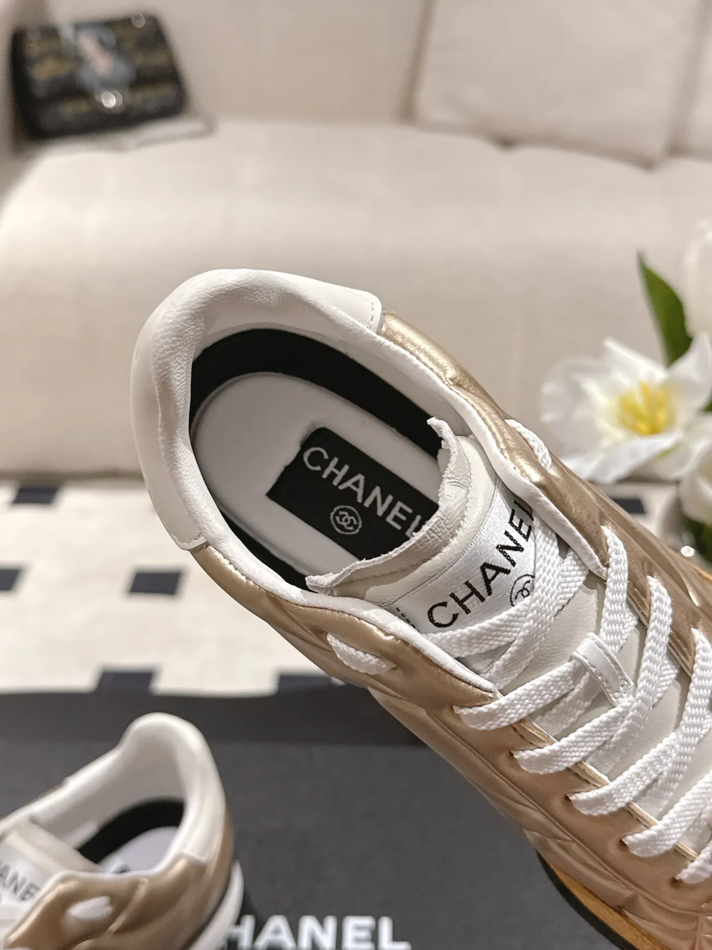Chanel 米金色羊皮休闲鞋 亮面