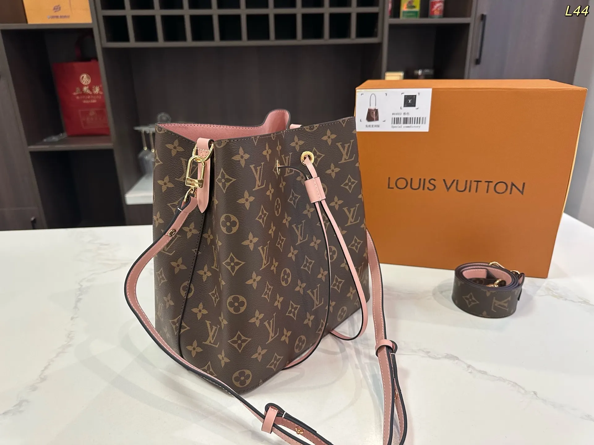 LV 小牛皮 钢五金 水桶包 休闲水桶款