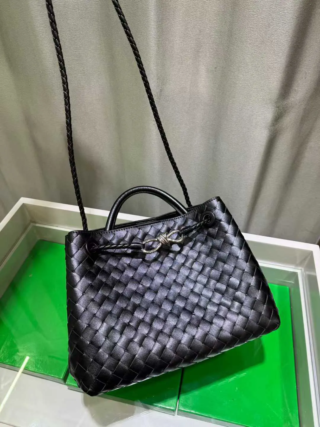 Bottega Veneta 黑色 银色 斜挎包 轻便斜挎款