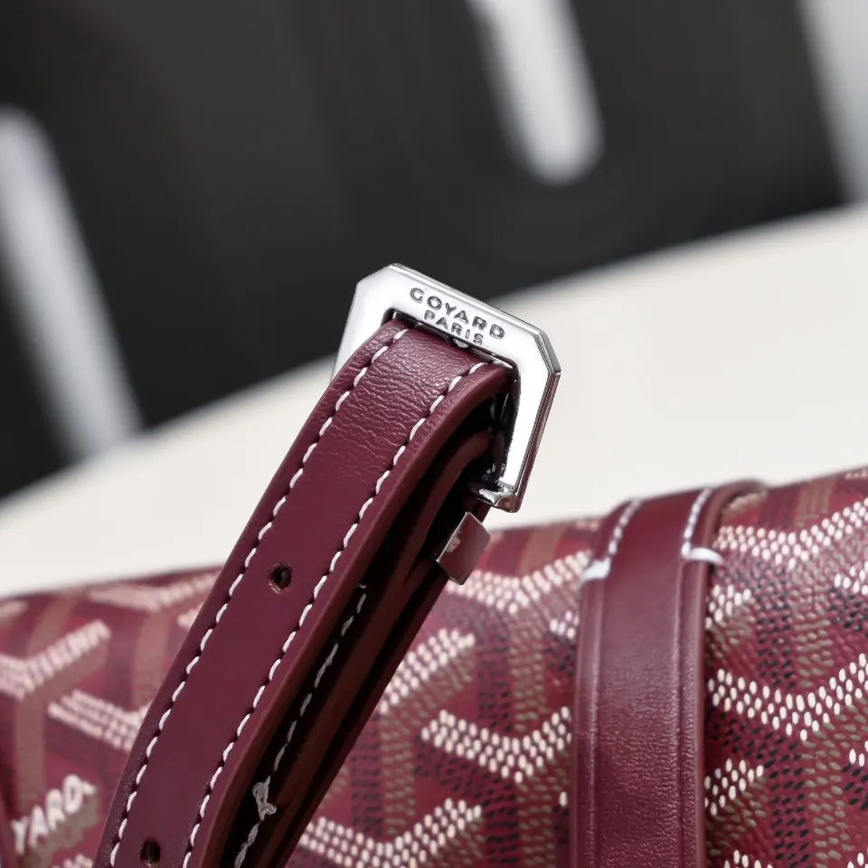 Goyard 酒红 皮质镶边以线条的方式凸显出包身轮廓 翻盖的皮质内衬亦 收纳包 旅行收纳款