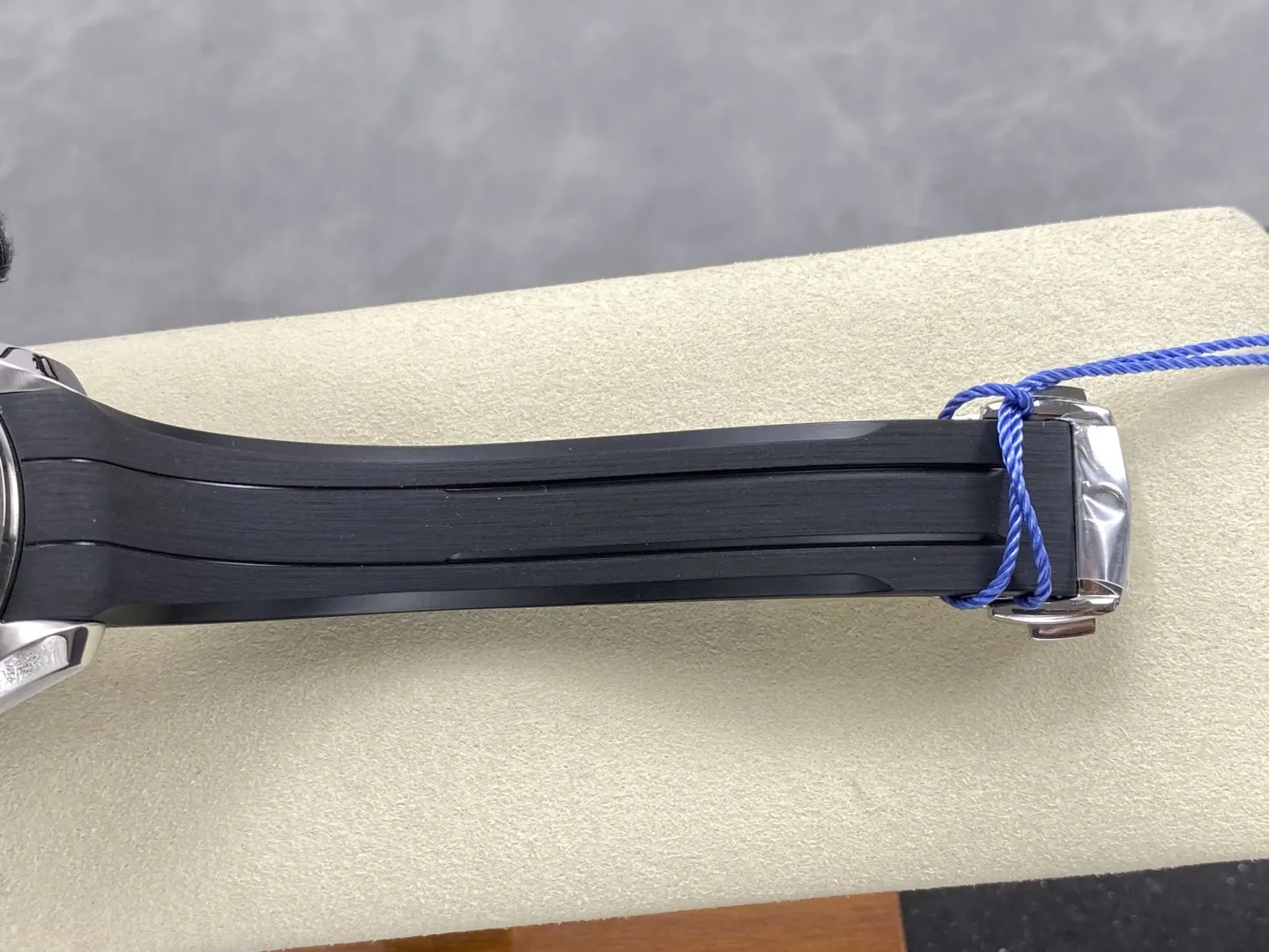 Omega 其造型灵感源自登上月球的第四代超霸腕表的不对称表壳 手錶 經典腕表款