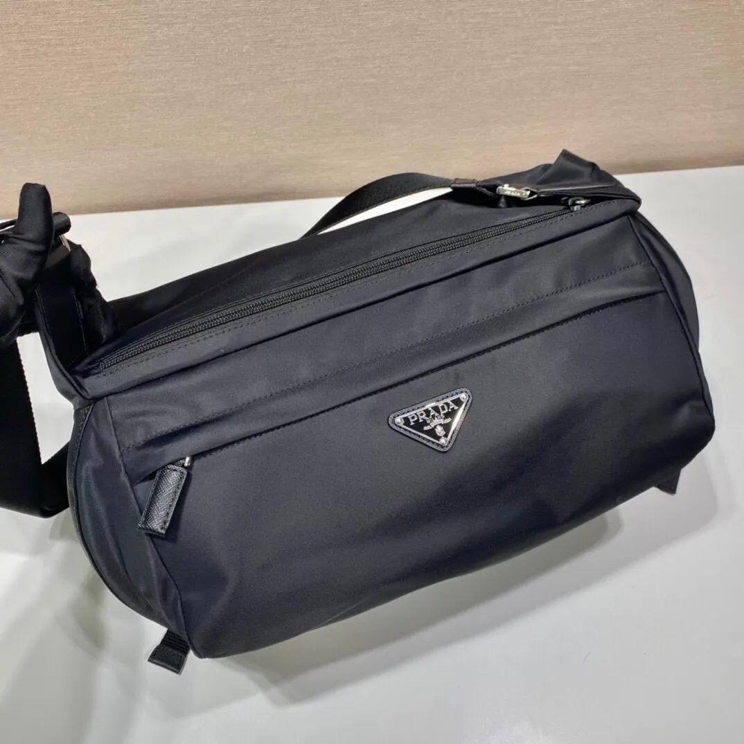 PRADA 2VH991A Re-Nylon尼龙 Saffiano十字纹牛皮 三角标 邮差包 通勤百搭款