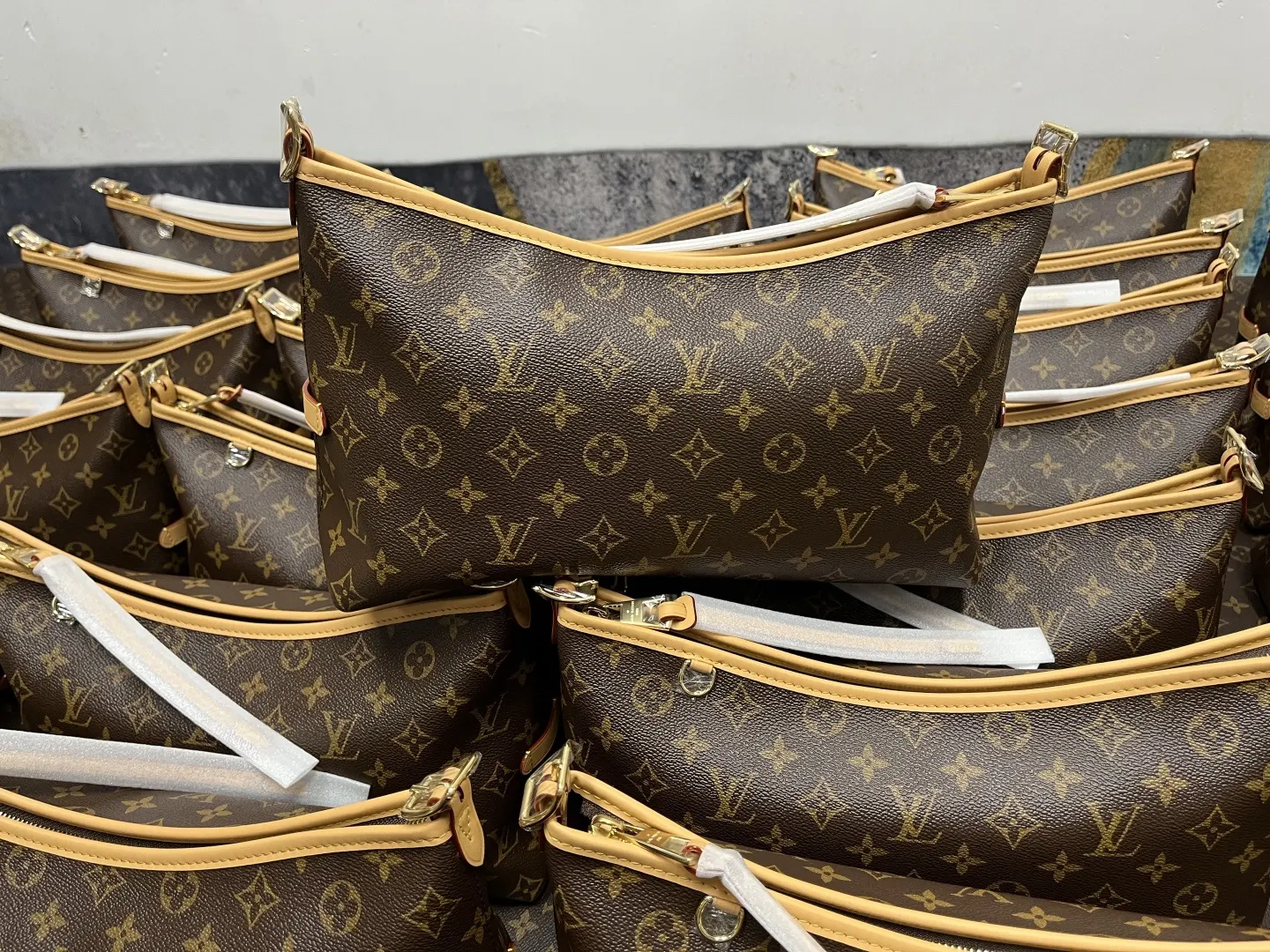 CarryAll EAST WEST 手袋 已到 水桶包 休閒水桶款(數字9) CarryAll EAST WEST 手袋 已到 水桶包 休閒水桶款(數字9)