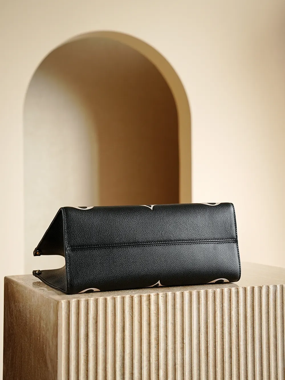 牛皮 充裕空间可容纳笔记本电脑等办公用品 长短手柄便于手提 托特包 大容量托特款