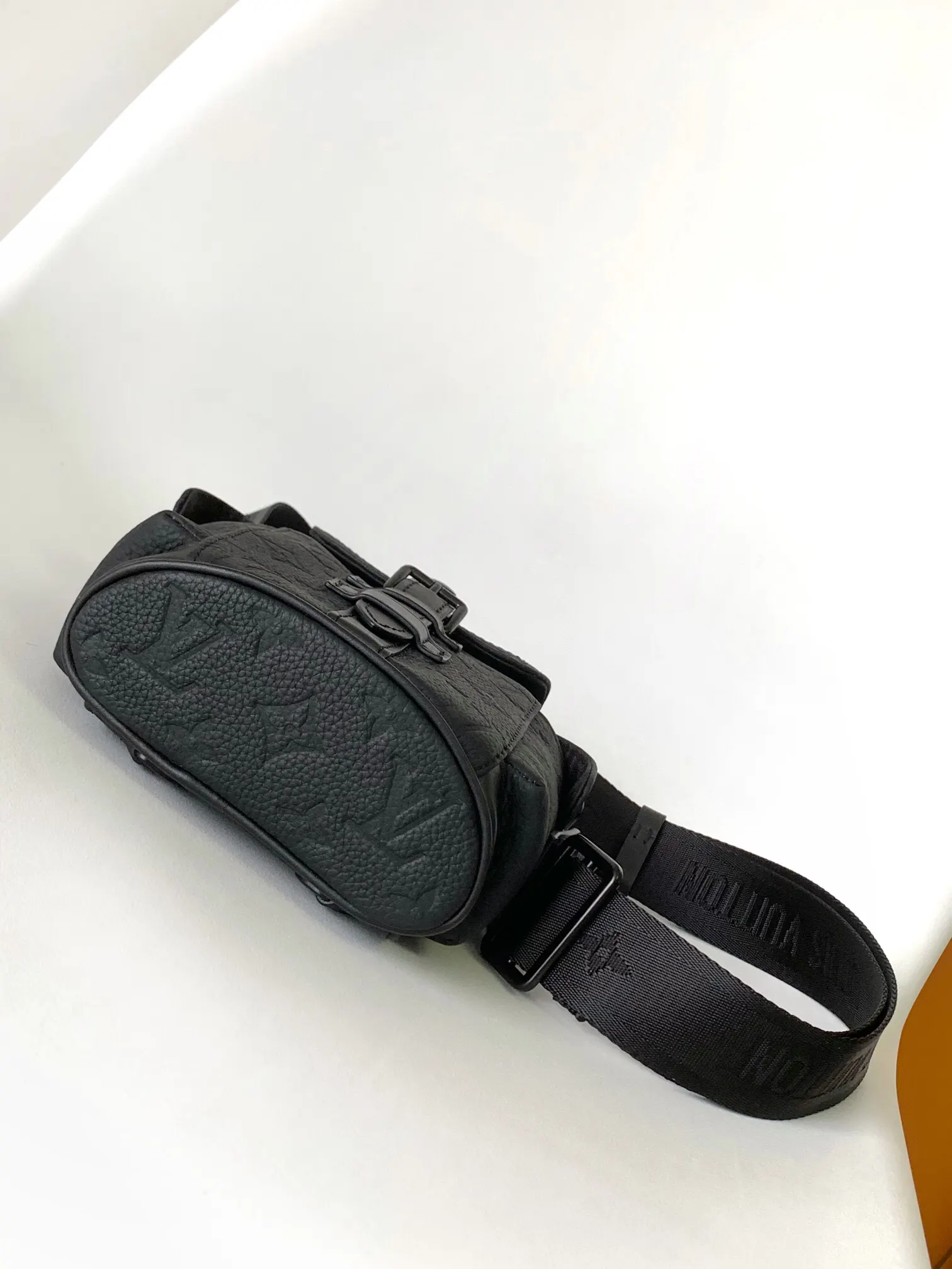 LV 牛皮 可拆卸肩带与 形环增添斜挎选择 亦可作單肩包 雙肩包 实用雙肩款