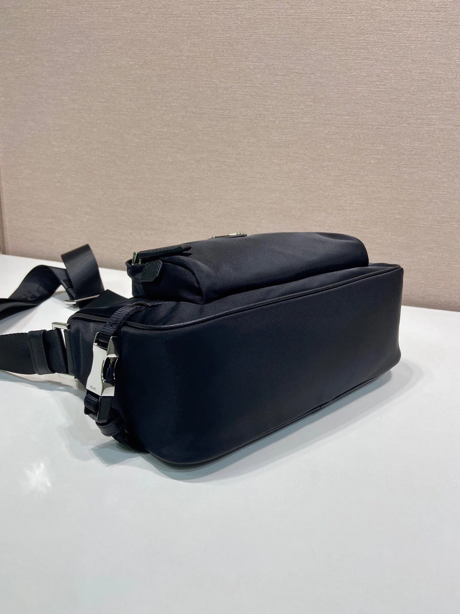 Prada Re-Nylon 尼龙 Saffiano十字纹牛皮 三角标 邮差包 斜挎包