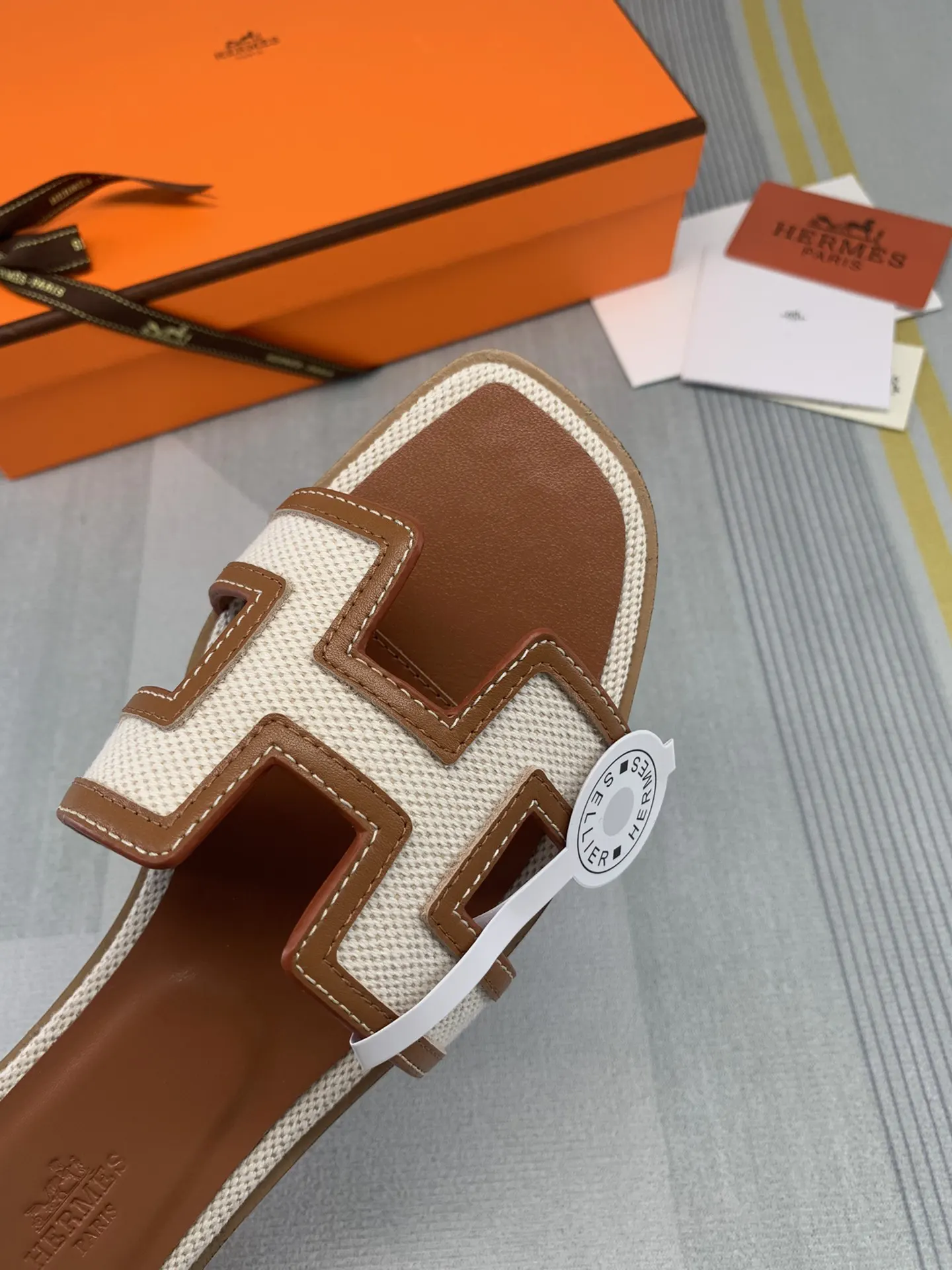 Hermès Oran 琥珀色阿根廷帆布 小牛皮 拖鞋 舒适