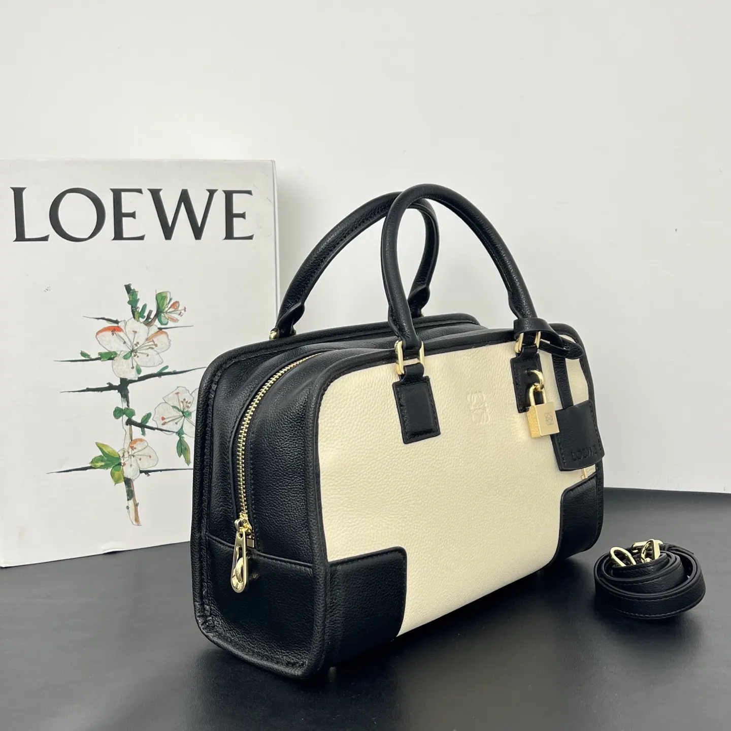 Loewe 牛皮手提包 精選款(數字3) Loewe 牛皮手提包 精選款(數字3)