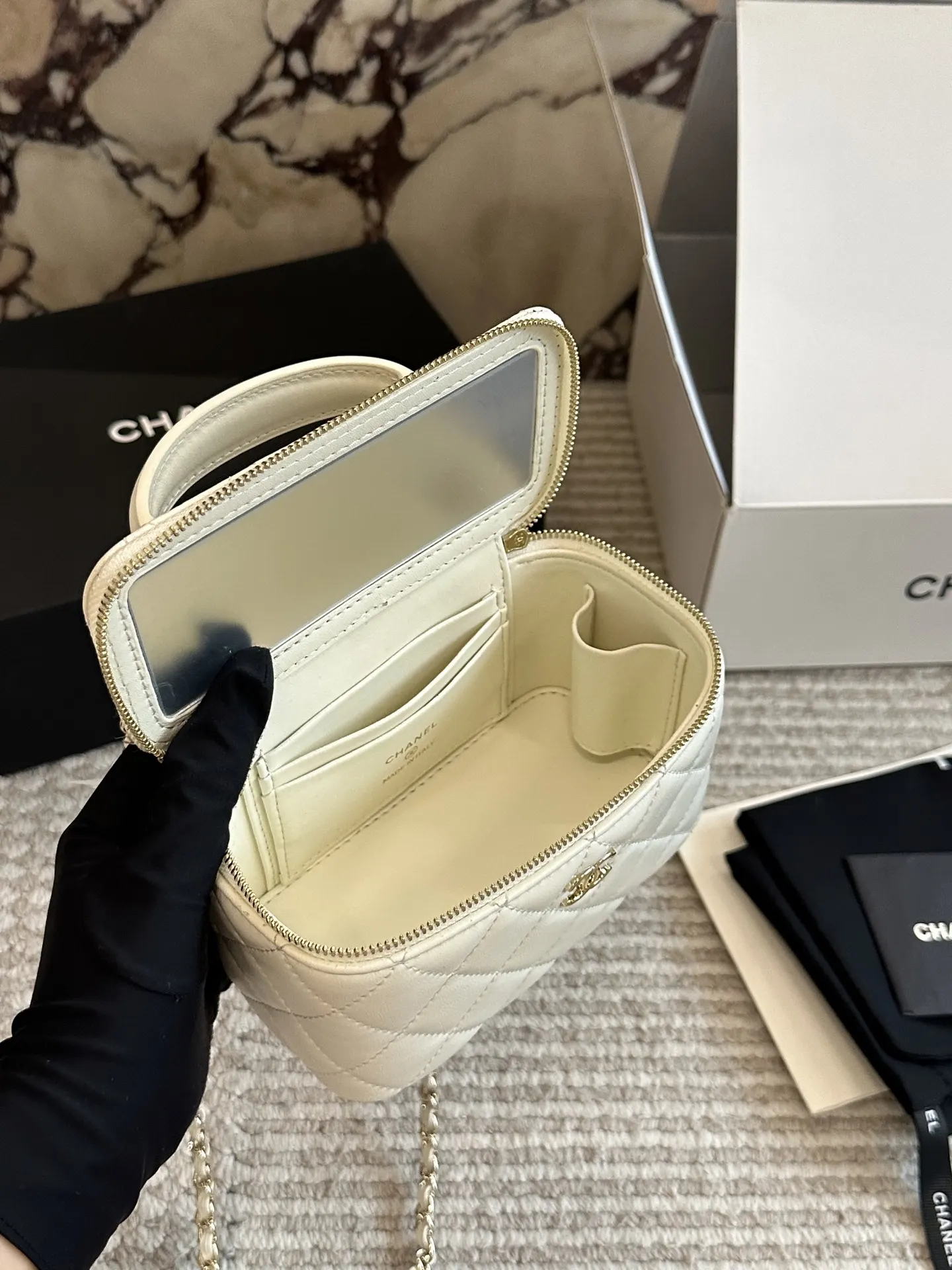 CHANEL 羊皮 亮面金标菱格纹羊皮手柄长 包手提单肩 斜挎包 轻便斜挎款