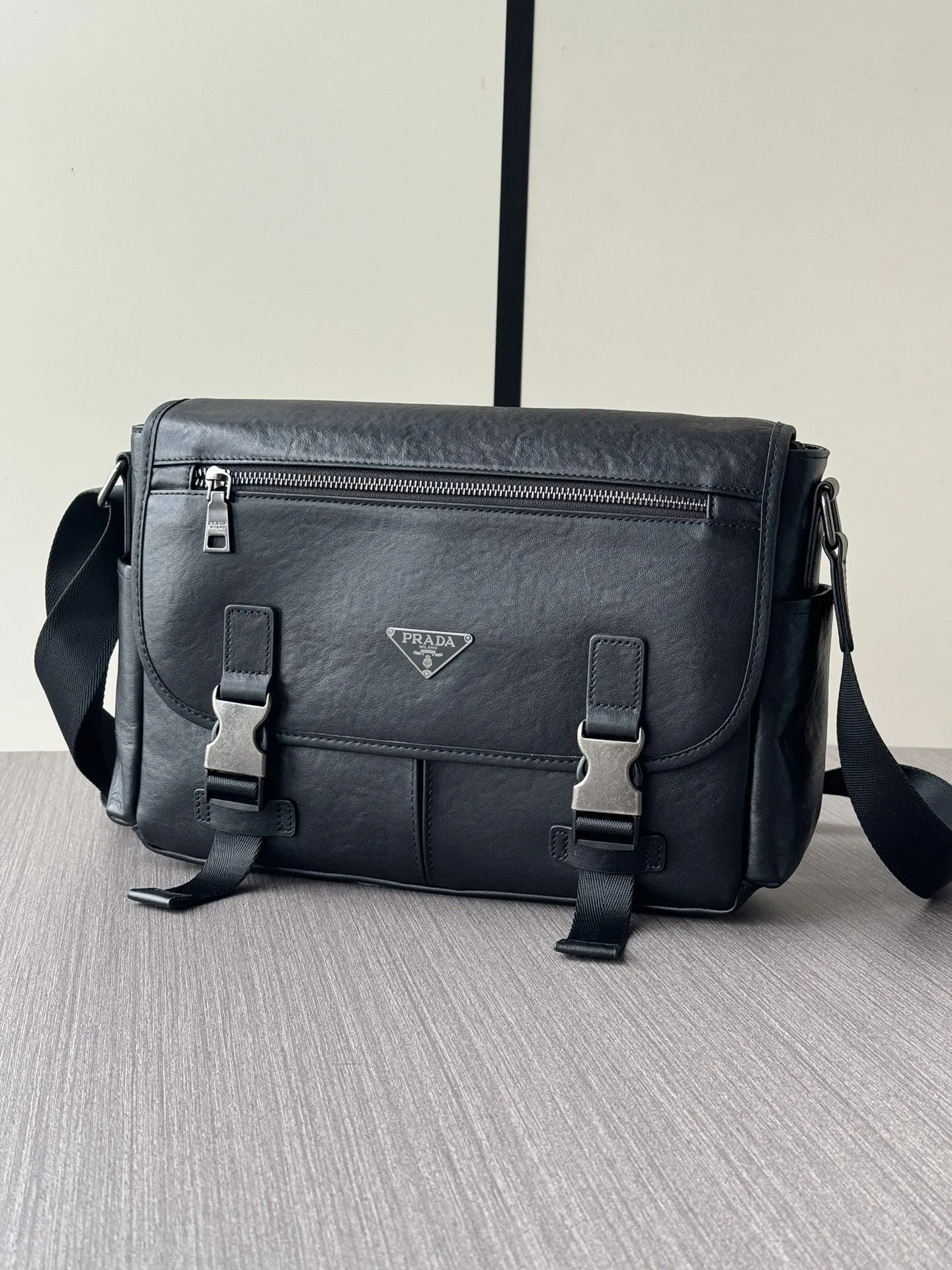 PRADA 黑色 牛皮 Logo 斜挎包 日常通勤款