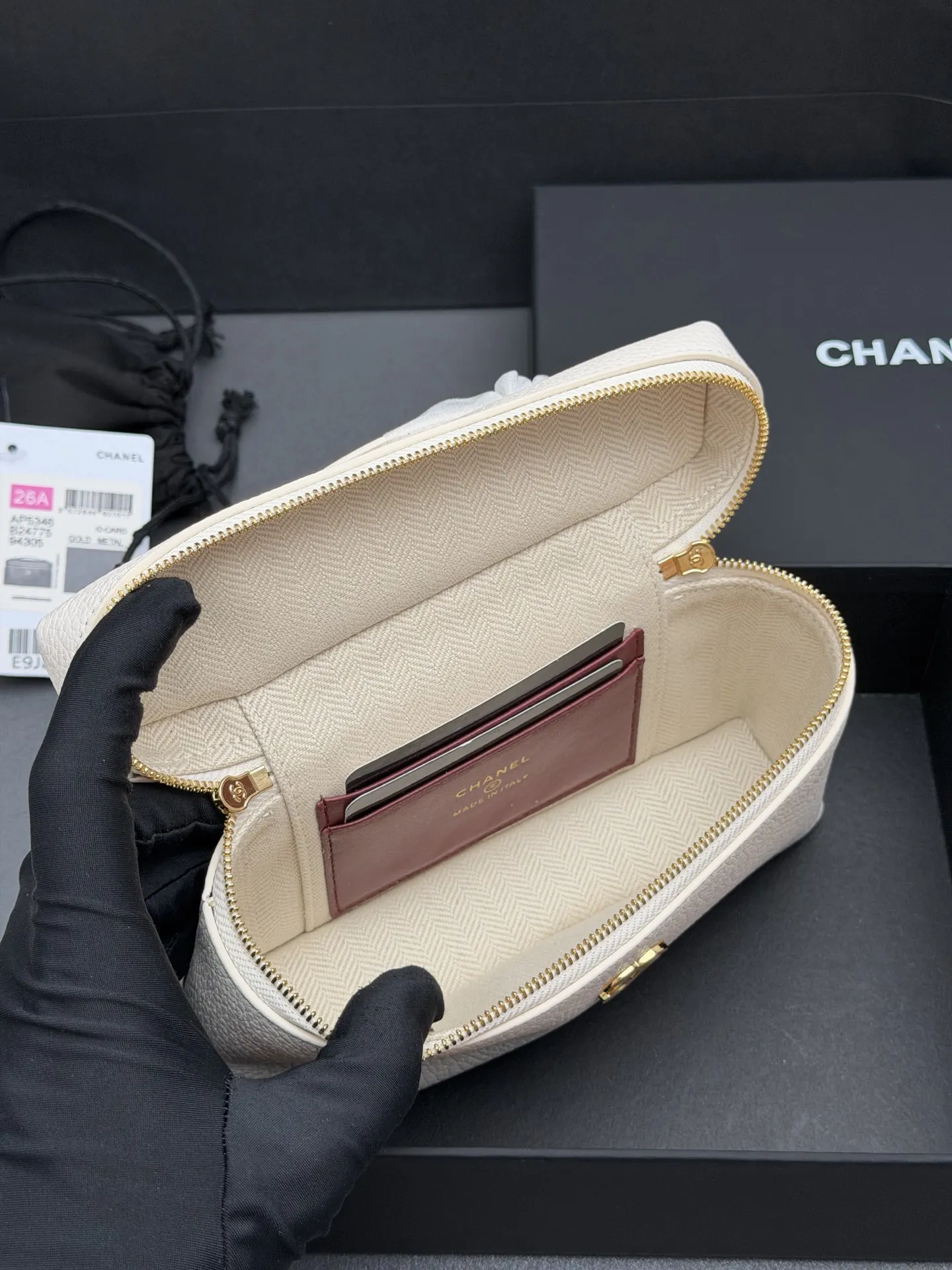 Audemars Piguet 白色 金色 小牛皮 化妝包 便携收納款(數字9) Audemars Piguet 白色 金色 小牛皮 化妝包 便携收納款(數字9)