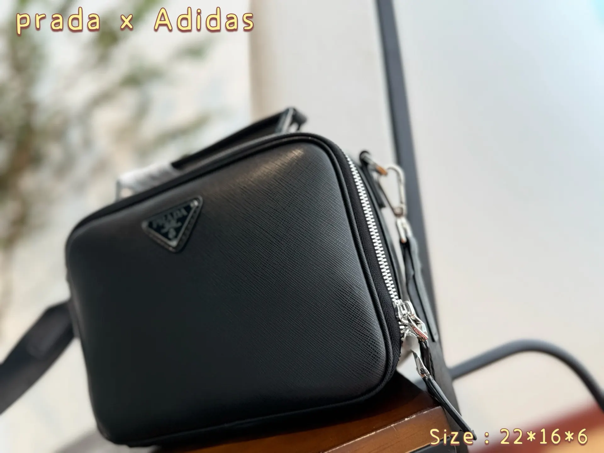 Prada 时尚男包 男士单肩斜挎包 商务休闲邮差包 轻便斜挎款