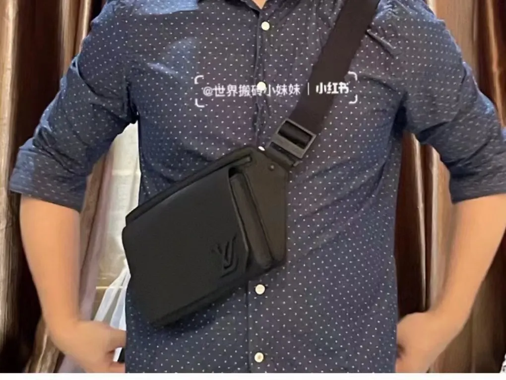 LV 小牛皮 钝角翻盖和磁扣开启充裕主隔层 拉链袋再添一重保护 腰包 休闲腰包款