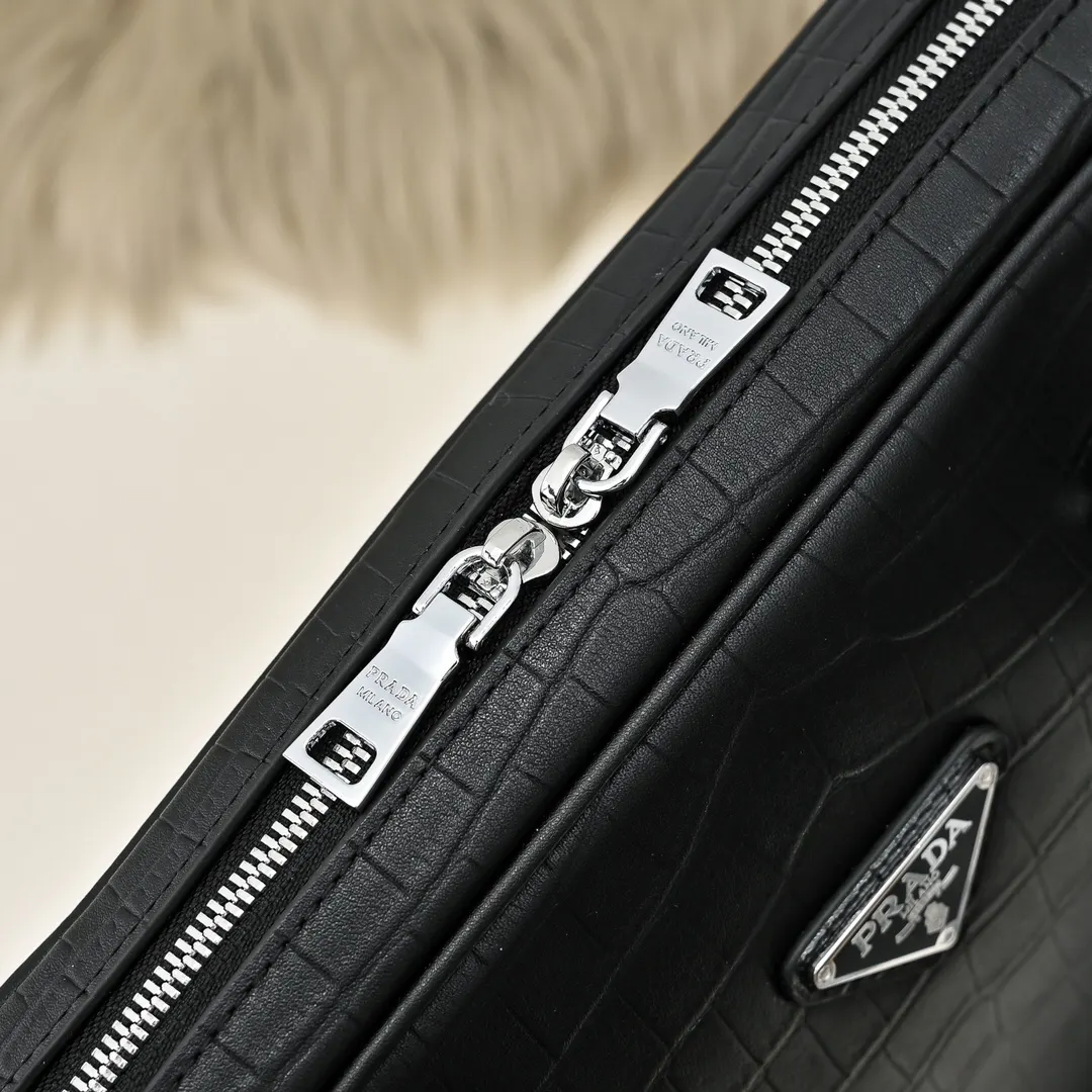 Prada 小牛皮 男士公文包 采用进口小牛皮 皮質柔软 手感超赞 商務通勤款