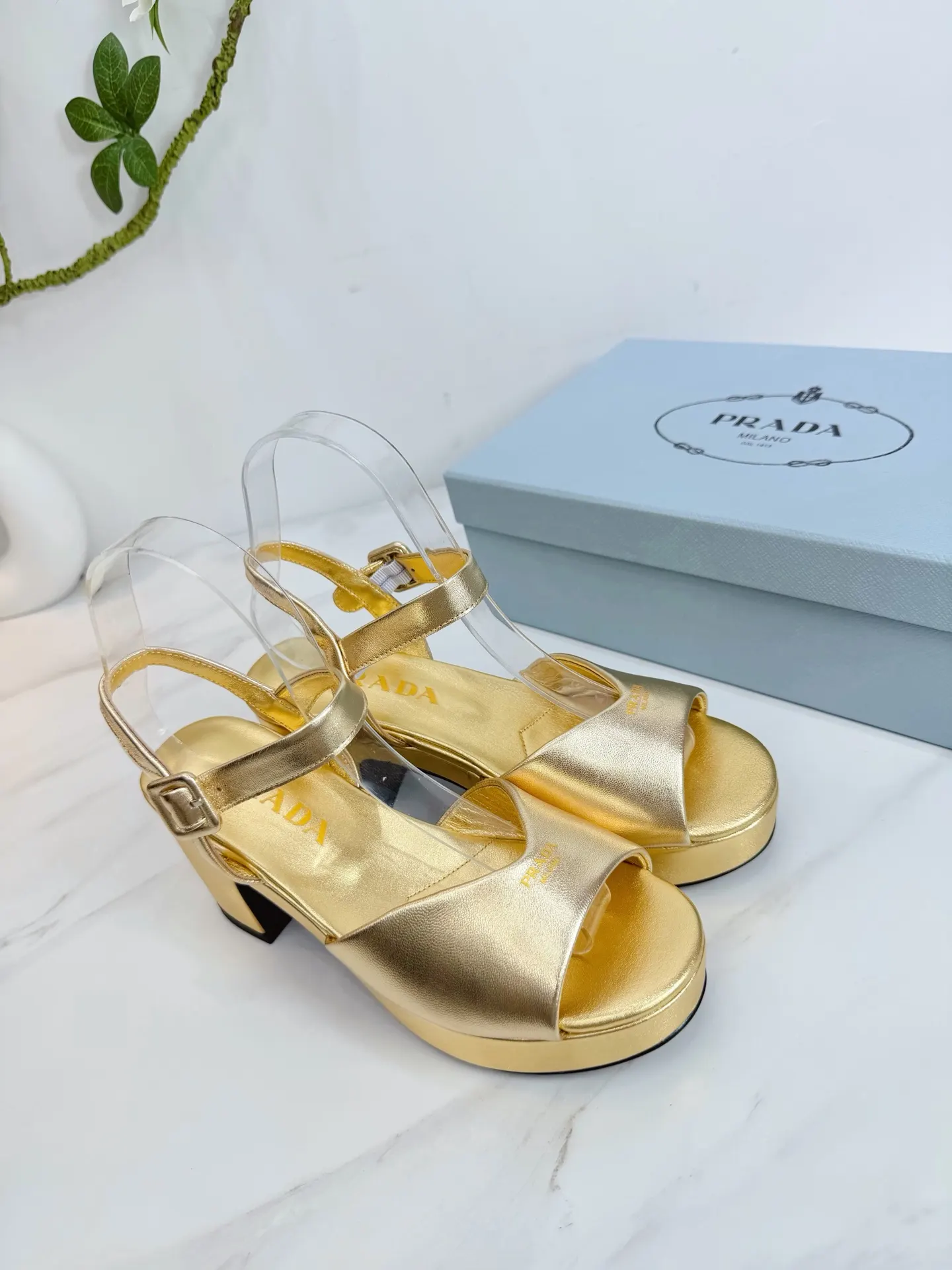 PRADA 羊皮 休闲鞋 舒适百搭款
