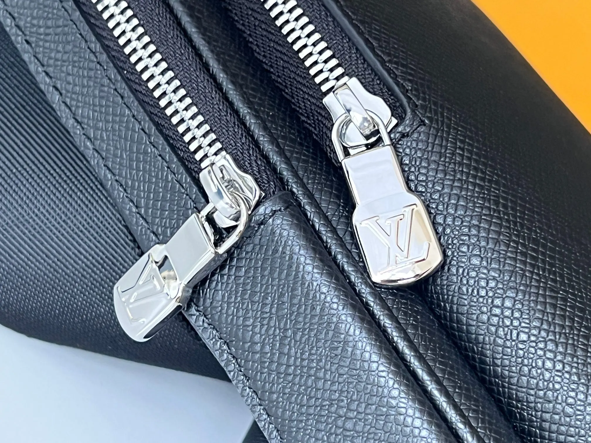 LV 黑色 牛皮 可调节肩带方便左右固定 帆布肩带及内衬秉承可持续理念 单肩包 日常单肩背款