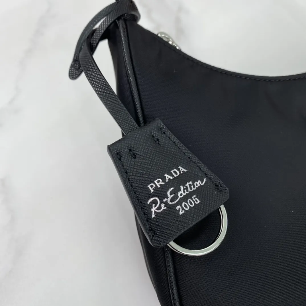 Prada Re-Nylon 1NE204 皮革 Saffiano 十字纹 腋下包