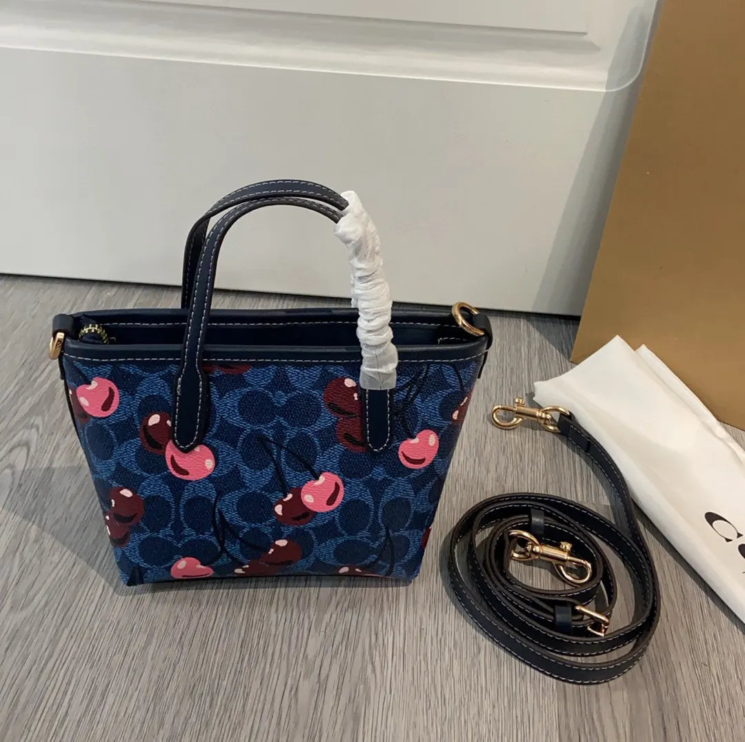 Coach 樱桃Mini City迷你小托特斜挎饺子包C 托特包 大容量托特款