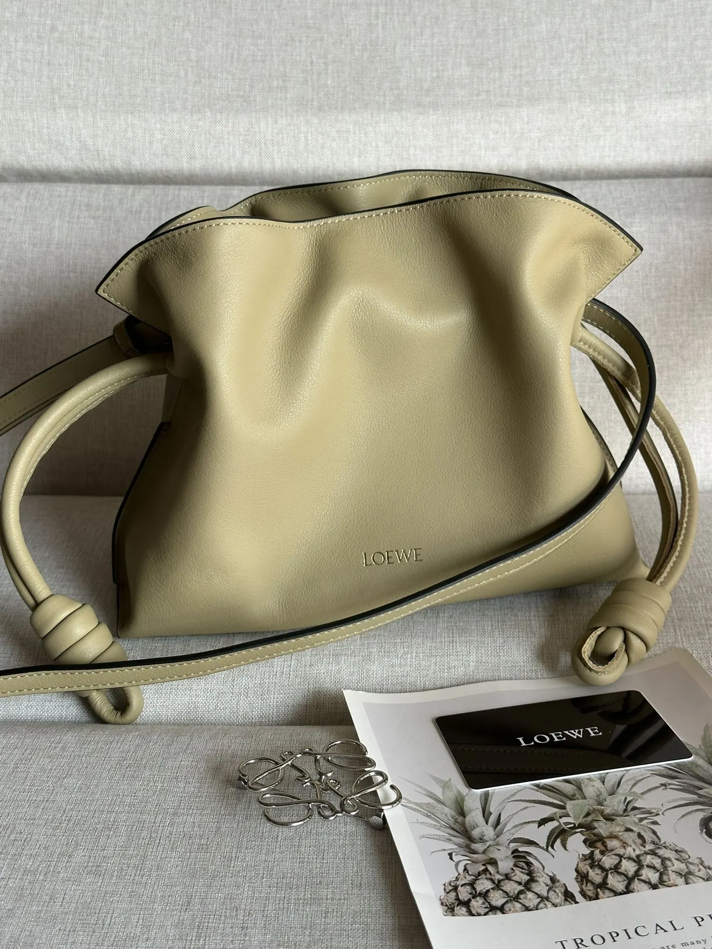 Loewe 金色 牛皮 手拿包 精致手拿款