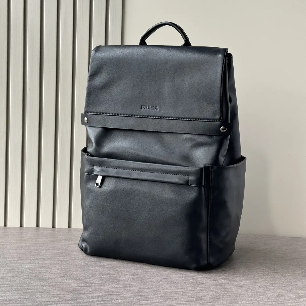 PRADA 黑色 牛皮 Logo 双肩背包 轻便实用款